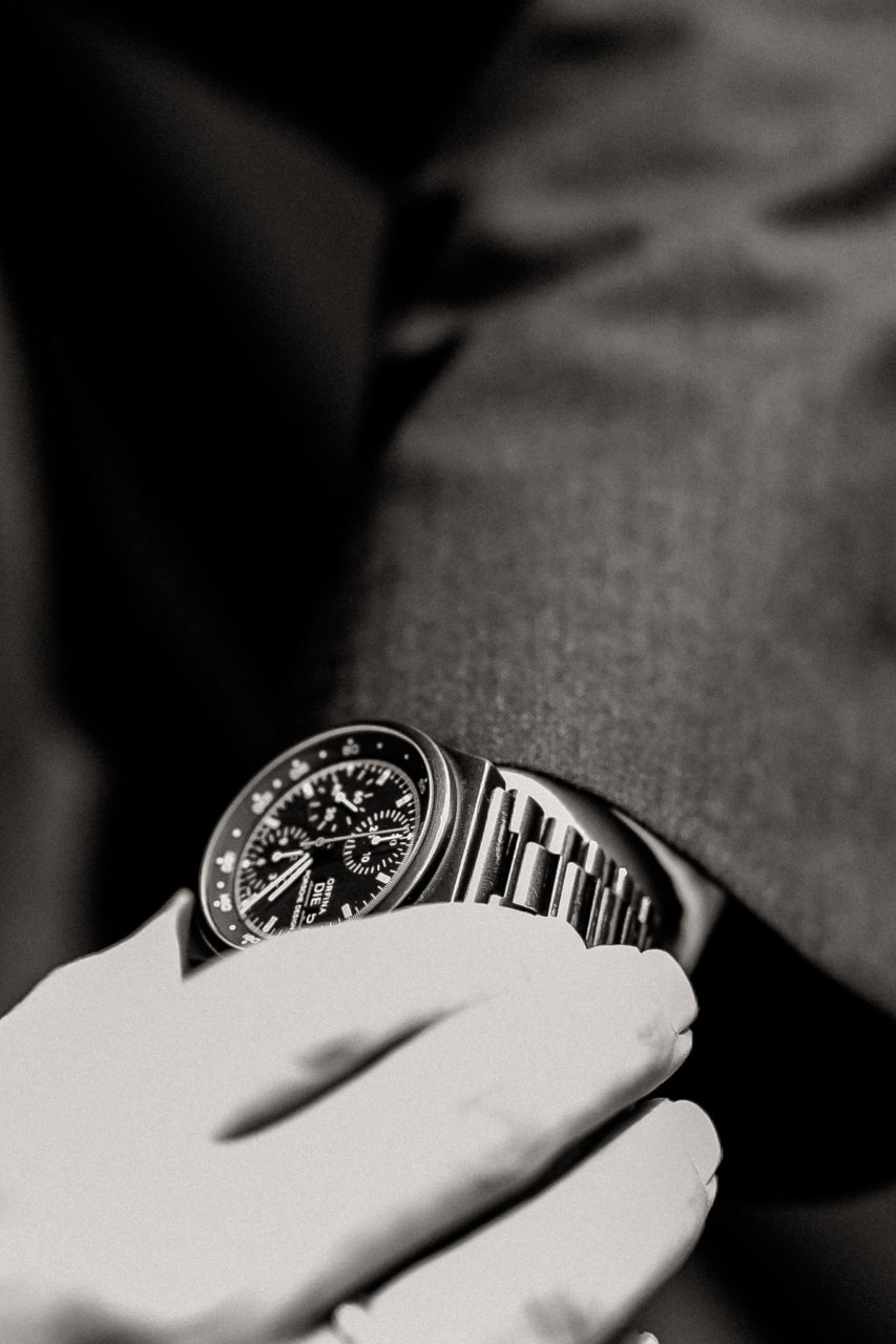 groom waiting for bride-wedding photographer stuttgart-porsche watch old