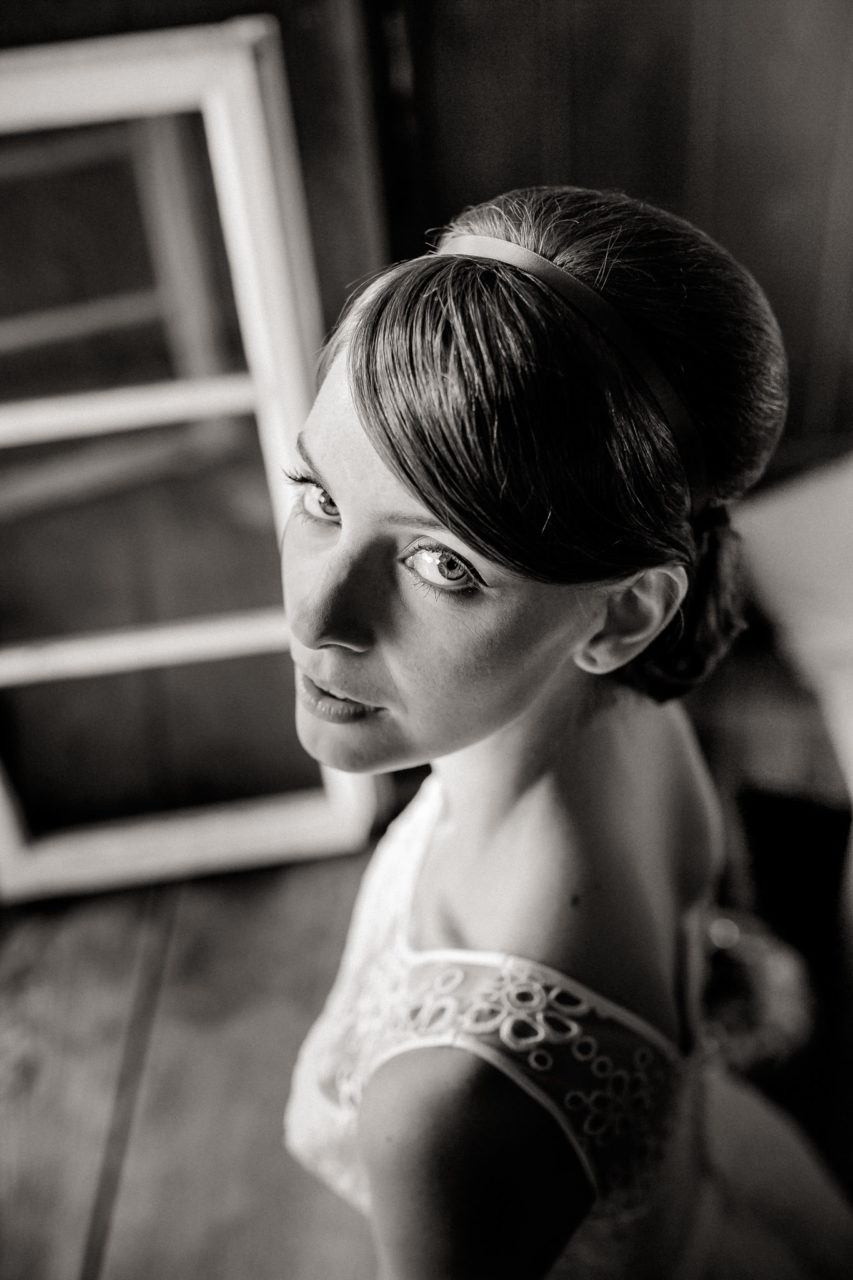 bride portrait-getting ready-barn wedding europe-steinbachhof wedding stuttgart