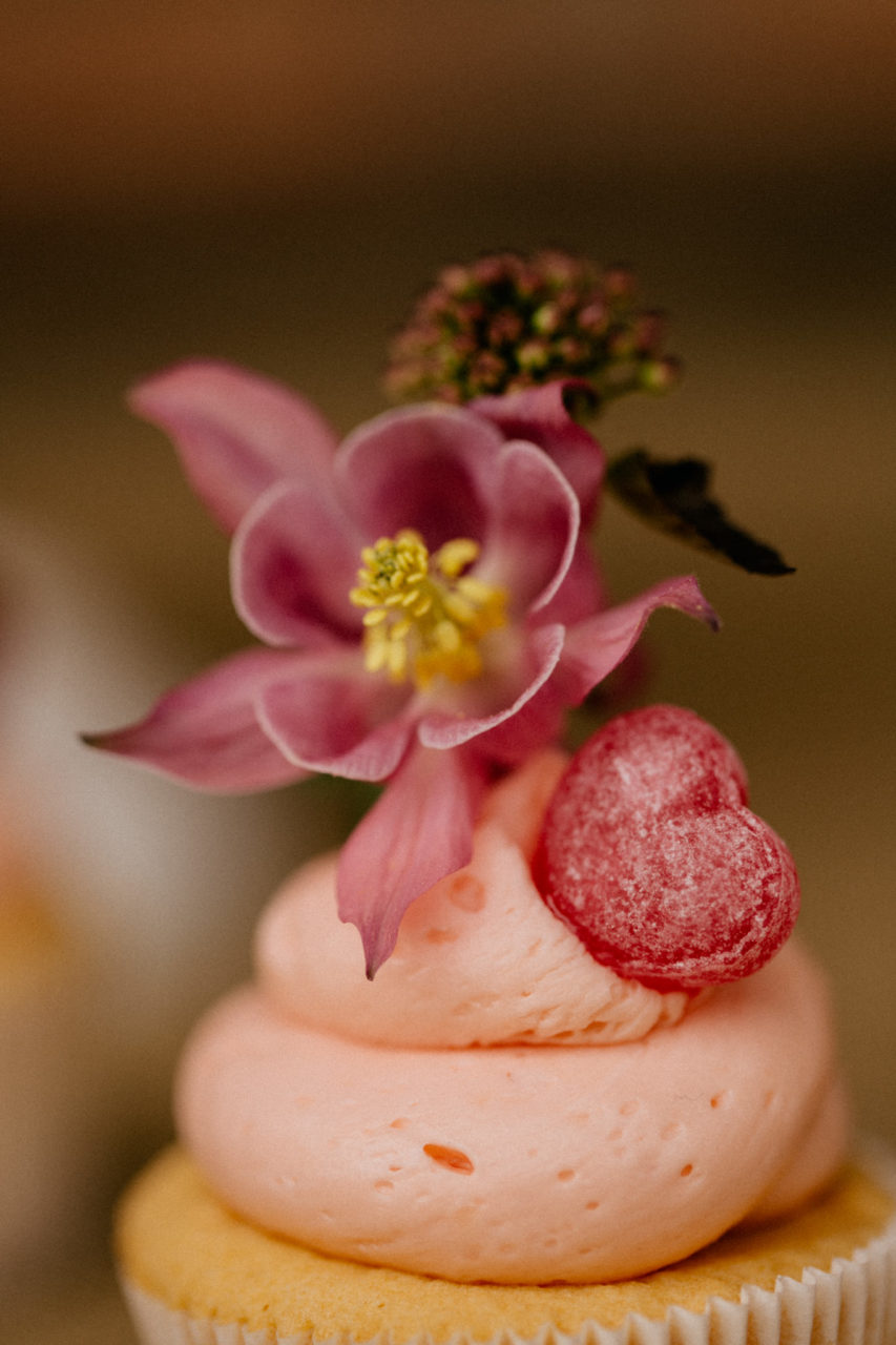sweet candy table barn wedding-cupcake real flowers-wedding photographer stuttgart