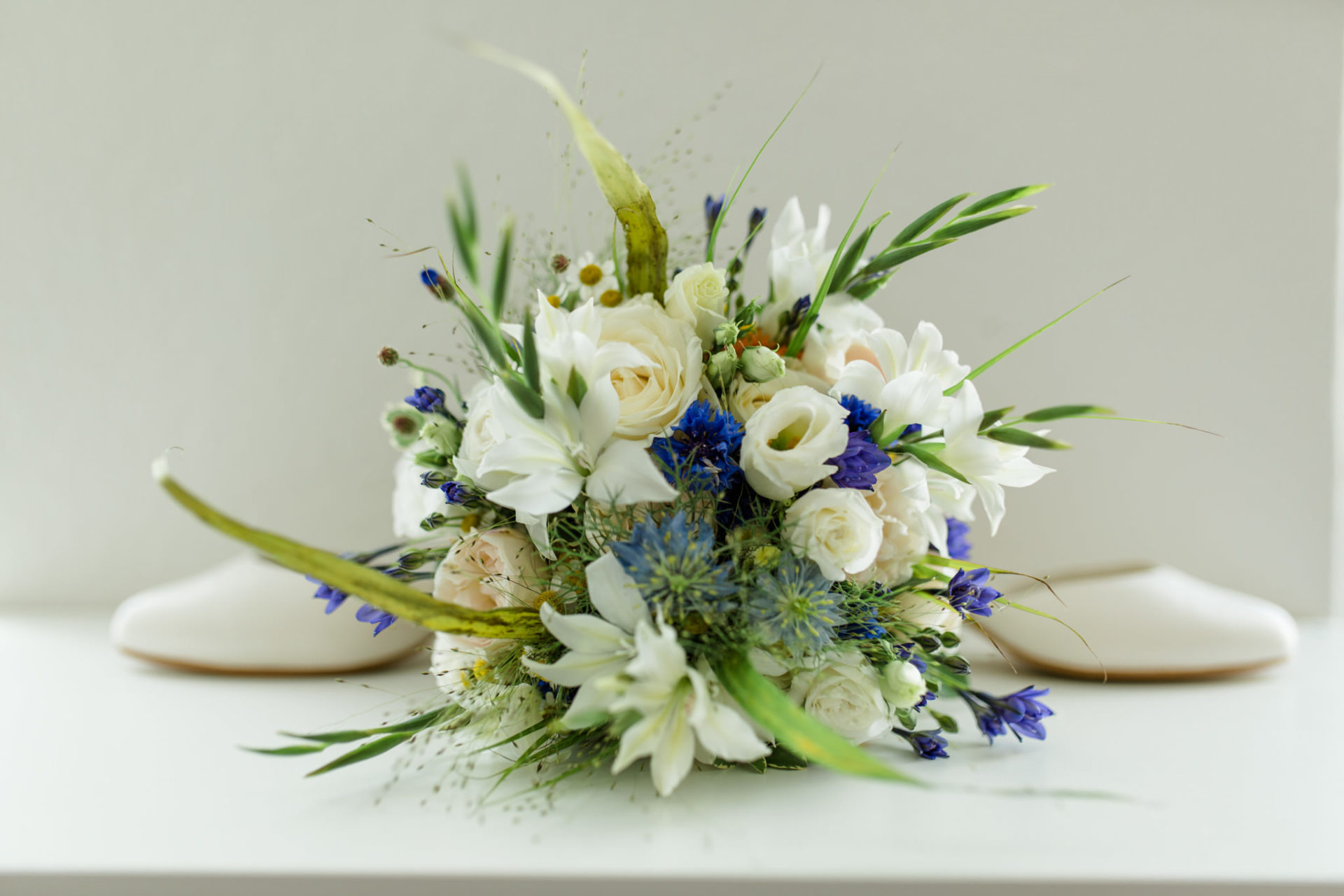 Wedding photographer berlin-berlin destination wedding-farm wedding germany-countryside wedding europe-13 meadow flower bridal bouquet-summer garden wedding merlin-haus am bauernsee dobbrikow-wedding photographer berlin