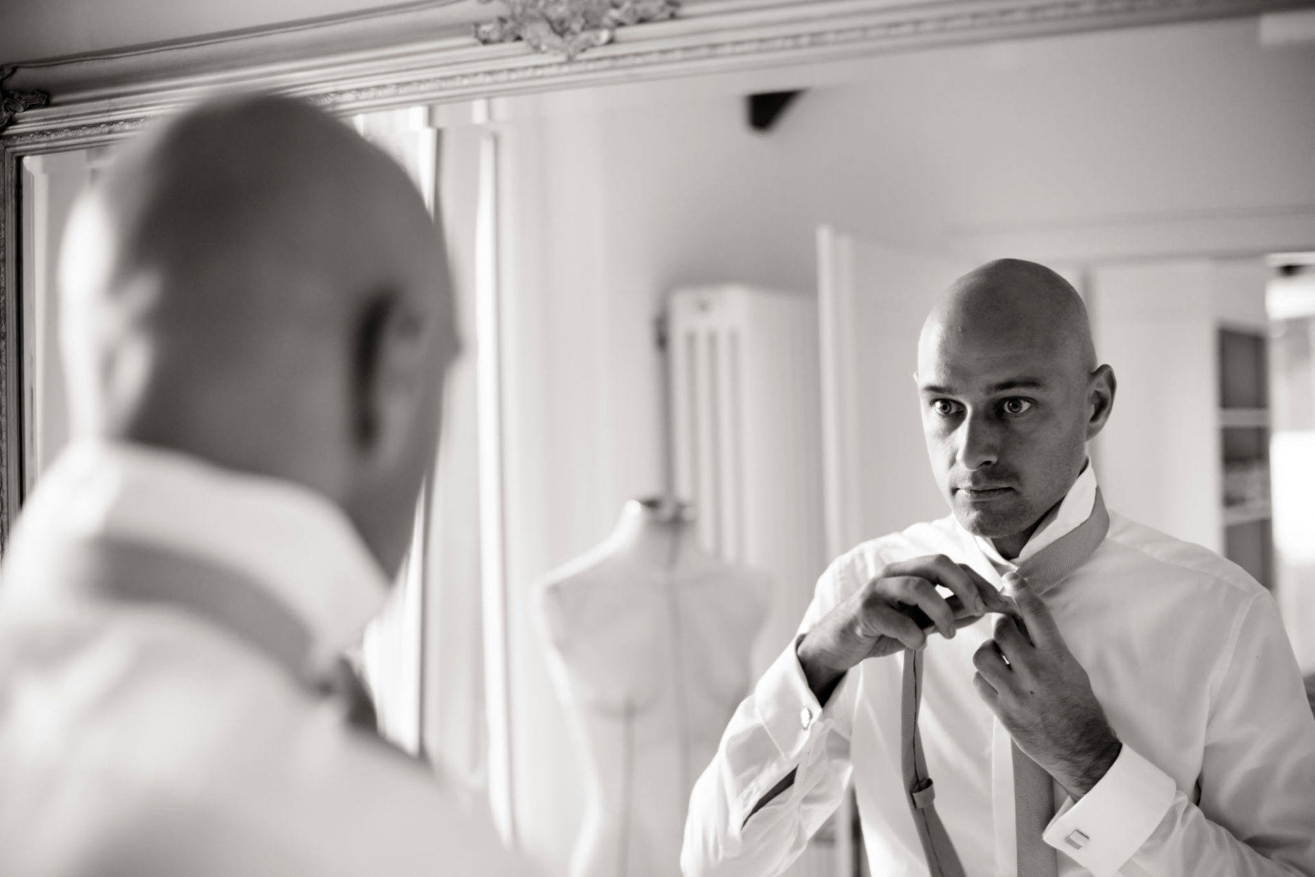 Wedding photographer berlin-berlin destination wedding-farm wedding germany-countryside wedding europe-6 groom getting ready-groomsmen-putting on tie-haus am bauernsee-lakeside summer wedding berlin