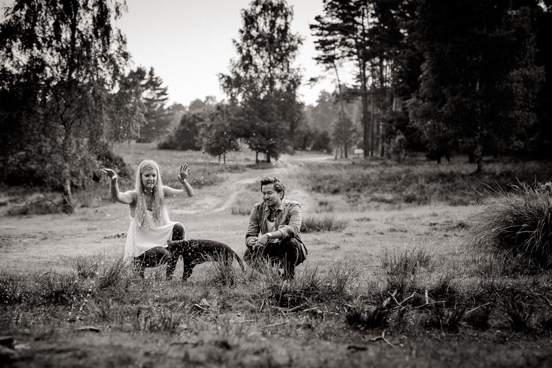 couple shoot Hamburg-engagement photos with dog-labrador puppy-brown lab pup-boho style hat-picknick location hamburg