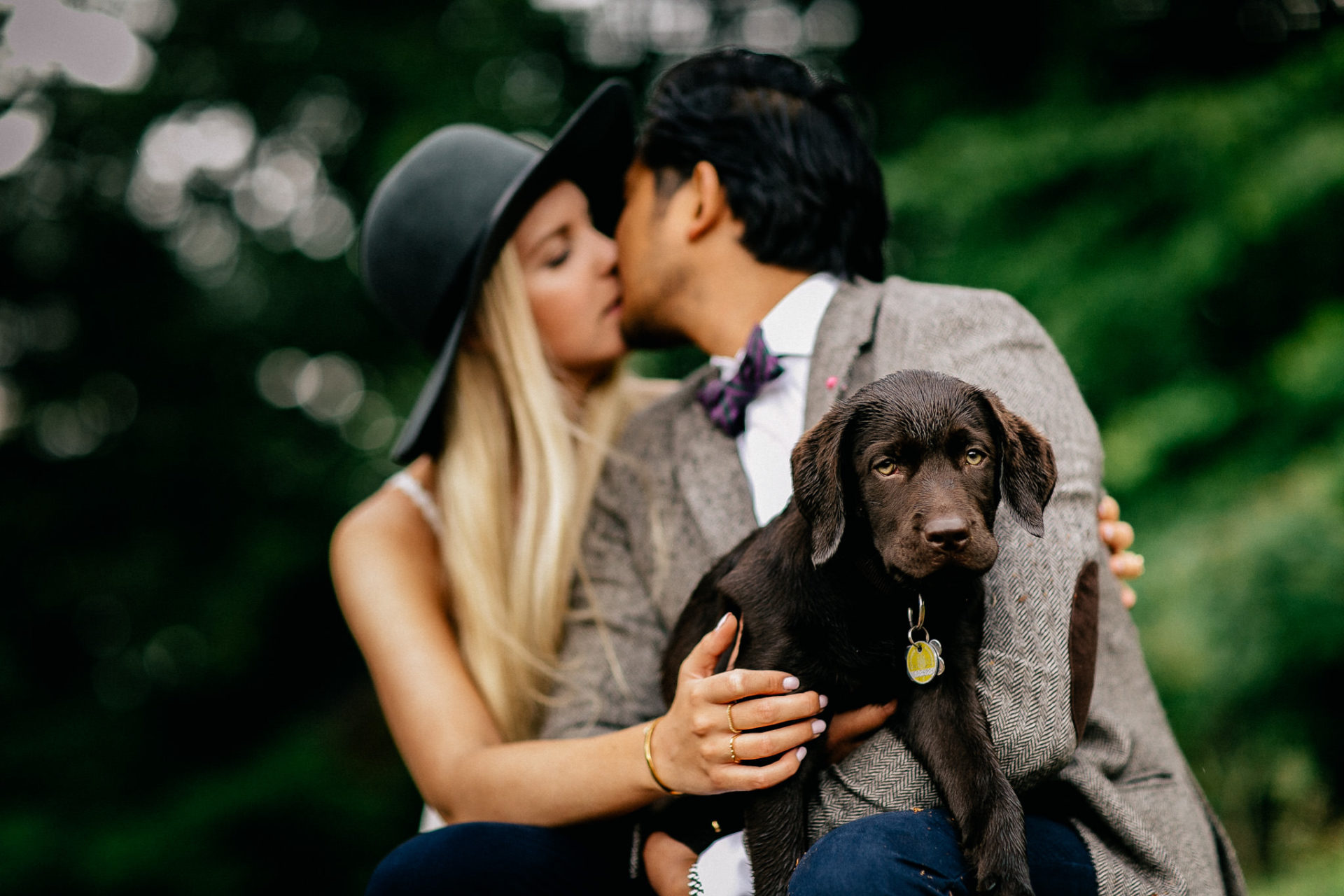 couple shoot Hamburg-engagement photos with dog-labrador puppy-brown lab pup-boho style hat-picknick location hamburg-frieda threres feature-cute labradoodle
