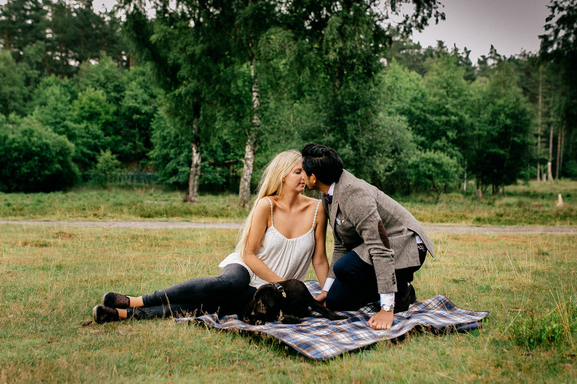 couple shoot Hamburg-engagement photos with dog-labrador puppy-brown lab pup-boho style couple-vintage style couple shoot