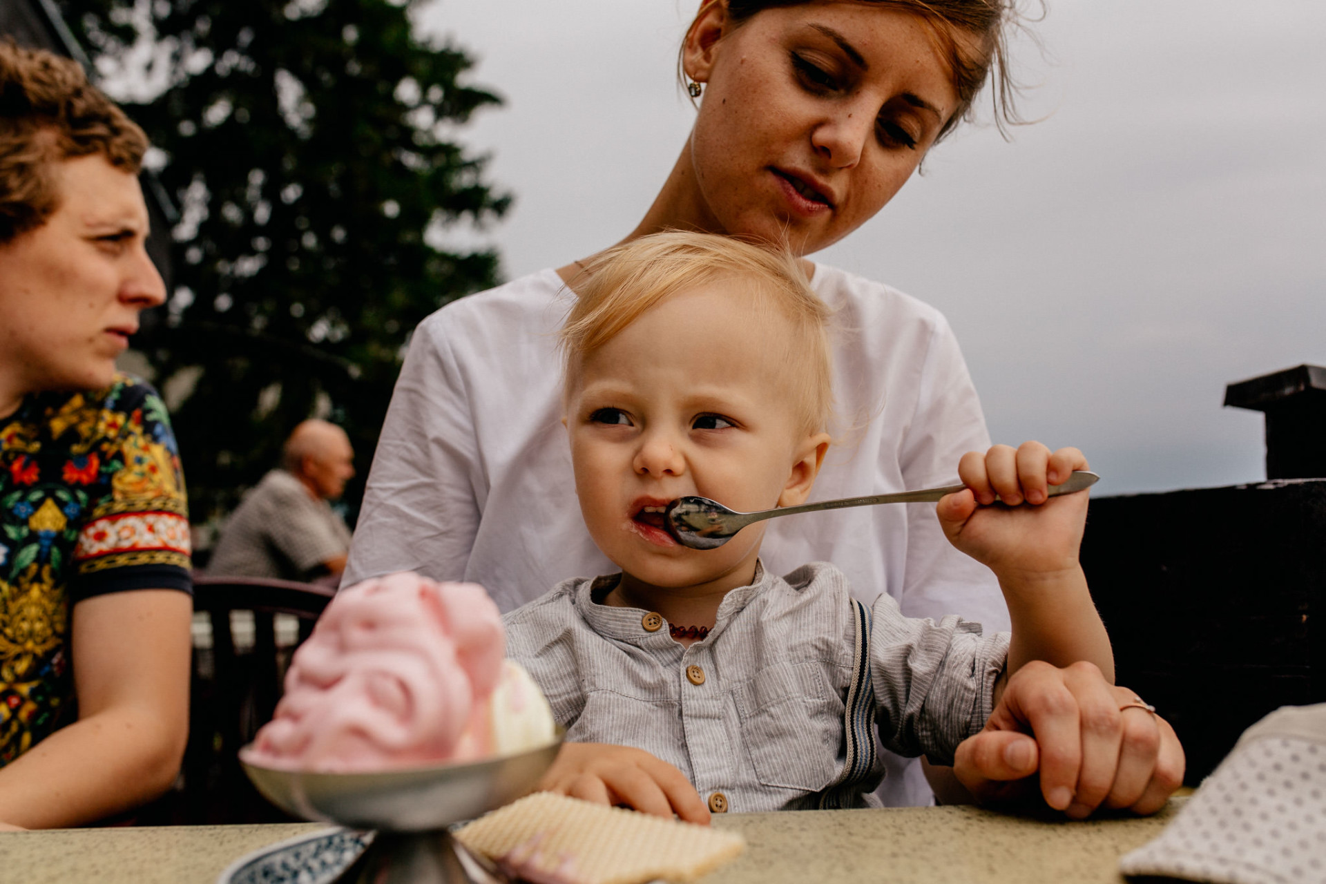 family photographer stuttgart-family journal-family photographer austria-20 learning to eat-cute baby boy-icecream for kids-family photographer stuttgart-newborn photography