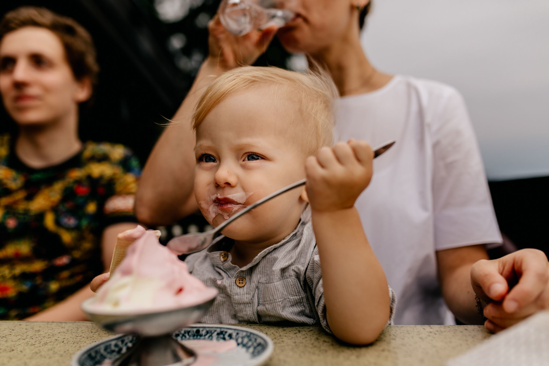 family photographer stuttgart-family journal-family photographer austria-23 learning to eat-cute baby boy-icecream for kids-family photographer stuttgart-newborn photography