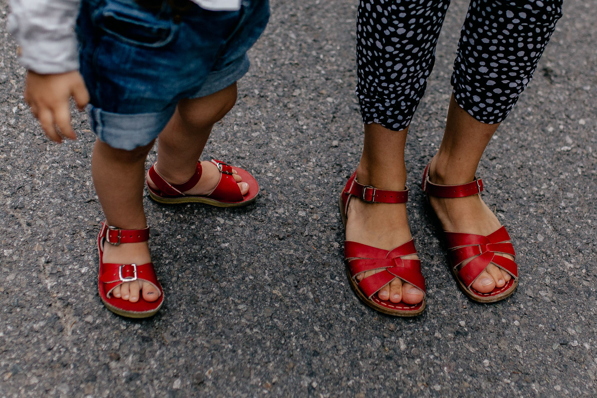 family photographer stuttgart-family journal-family photographer austria-27 family photographer stuttgart-sandals mom and son-candid family portrait-family journal germany-austria photographer children