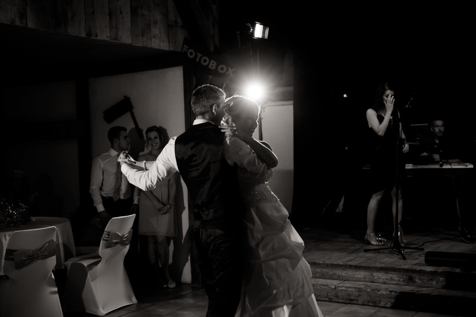vineyard barn wedding south germany-40 wedding party-dancing bride groom-celebrate love-vineyard wedding stuttgart-first dance bw photo