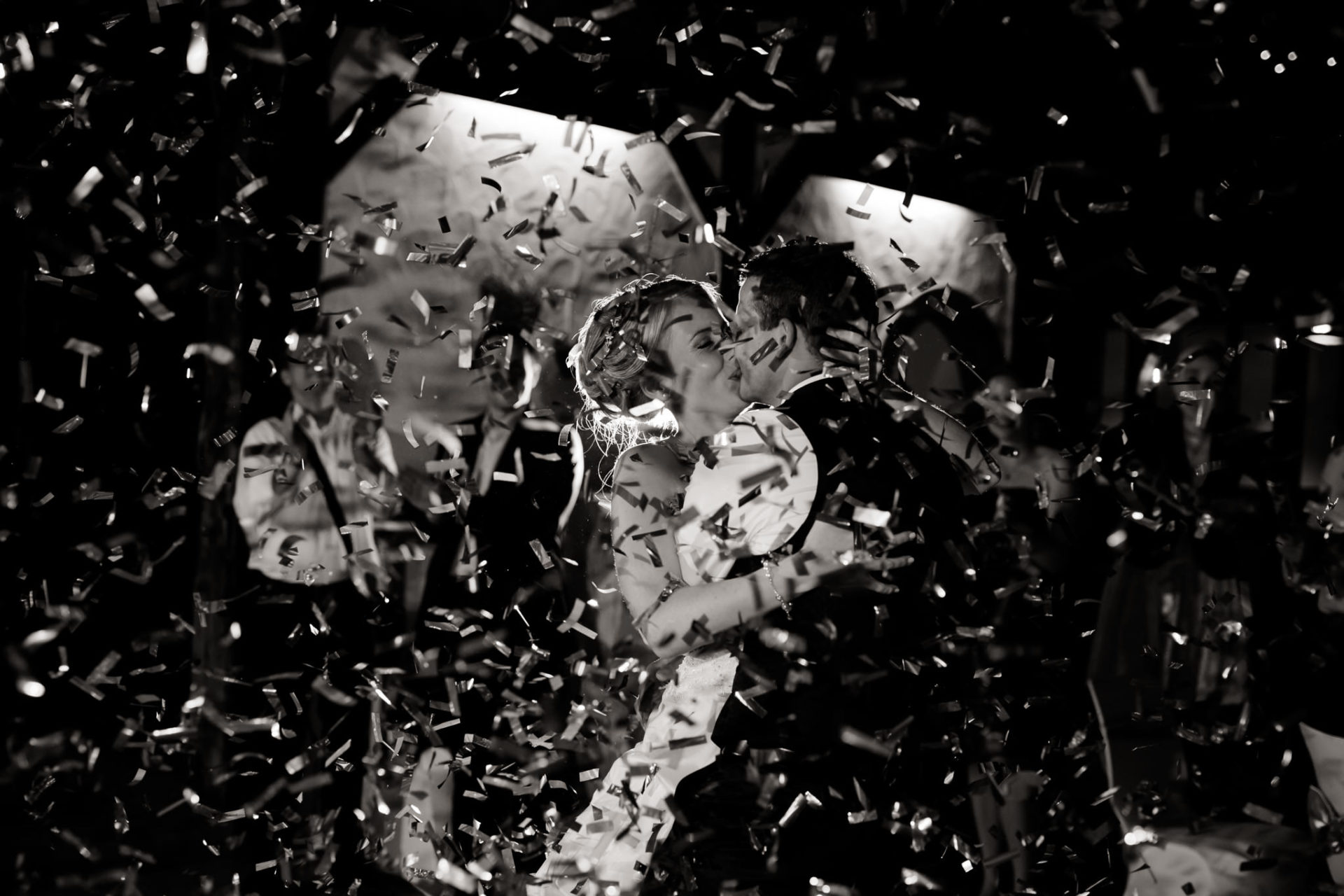 vineyard barn wedding south germany-41 wedding party-dancing bride groom-celebrate love-vineyard wedding stuttgart-first dance bw photo-confetti bomb