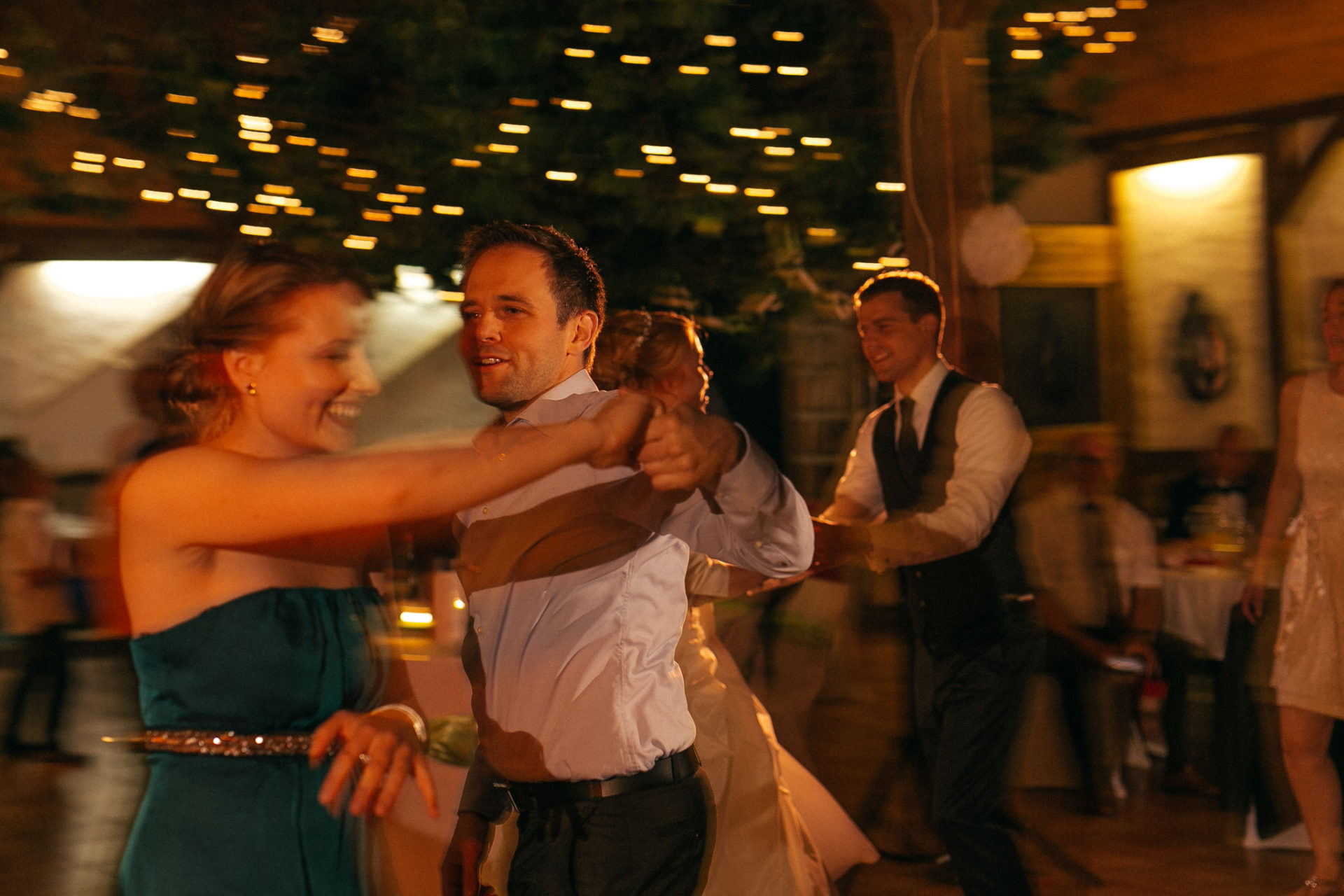 vineyard barn wedding south germany-43 wedding party-dancing wedding guests-celebrate love-vineyard wedding stuttgart-dance moves wedding-summer event