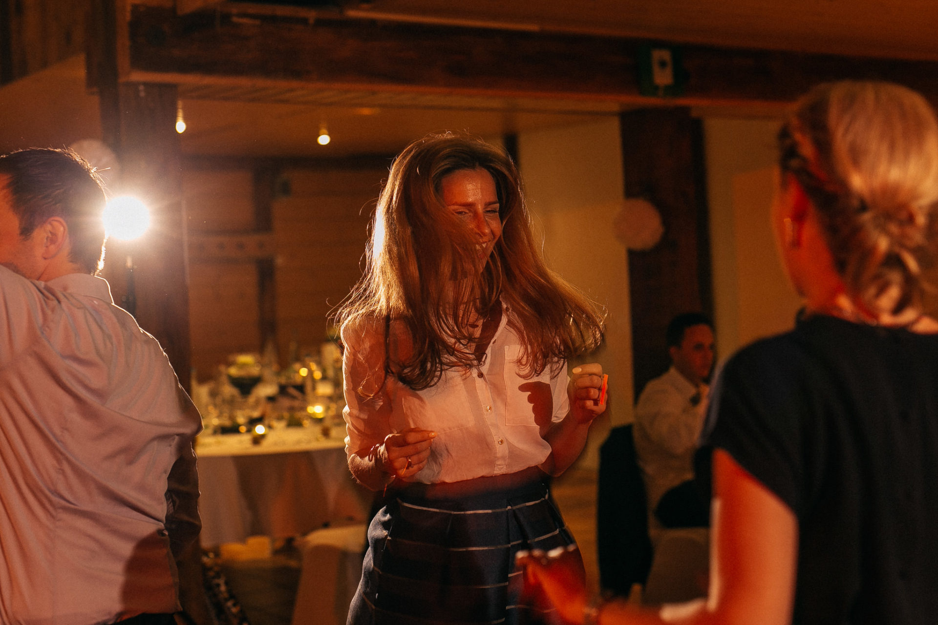 vineyard barn wedding south germany-44 wedding party-dancing wedding guests-celebrate love-vineyard wedding stuttgart-dance moves wedding-summer event