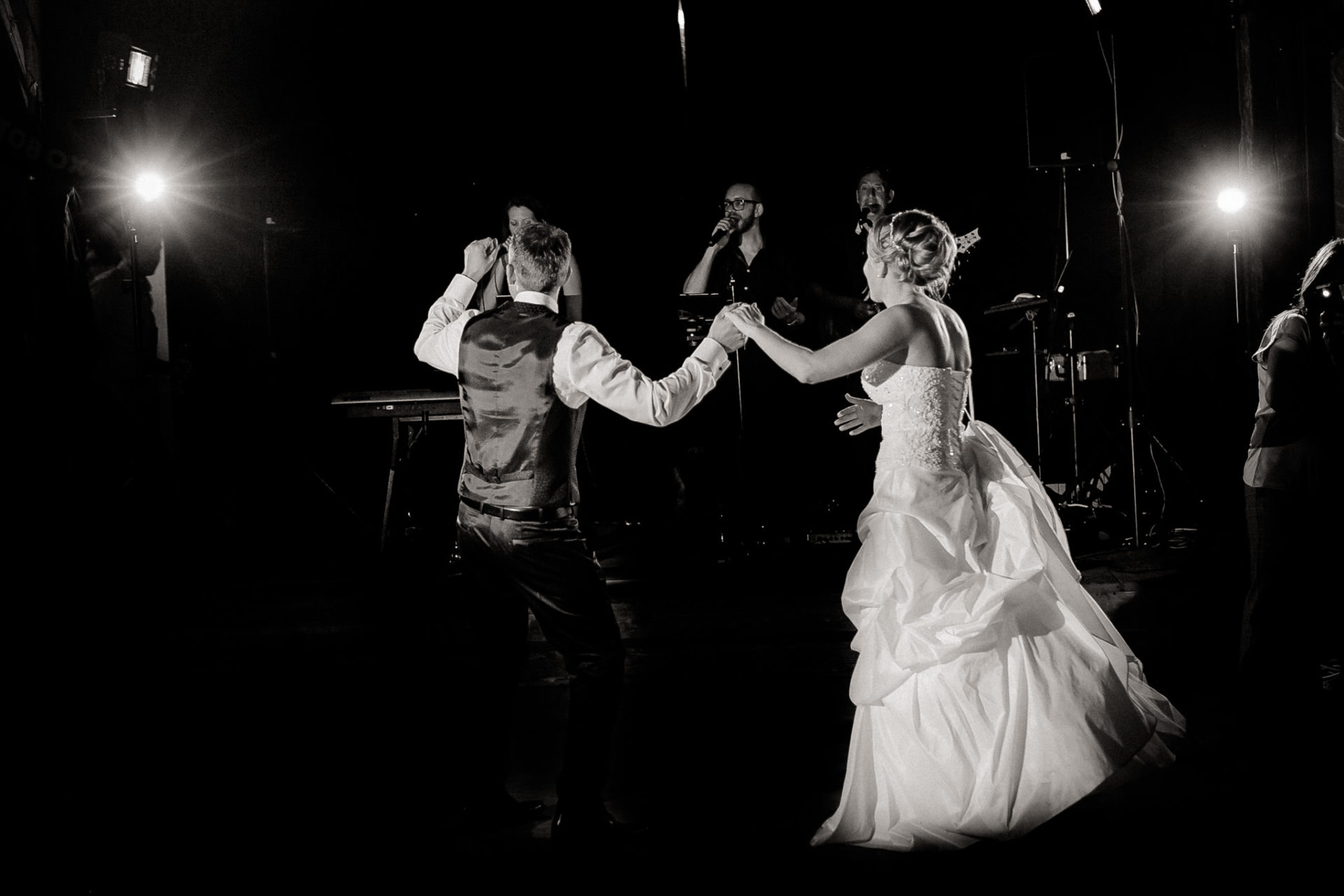 vineyard barn wedding south germany-46 wedding party-dancing bride groom-celebrate love-vineyard wedding stuttgart-first dance bw photo