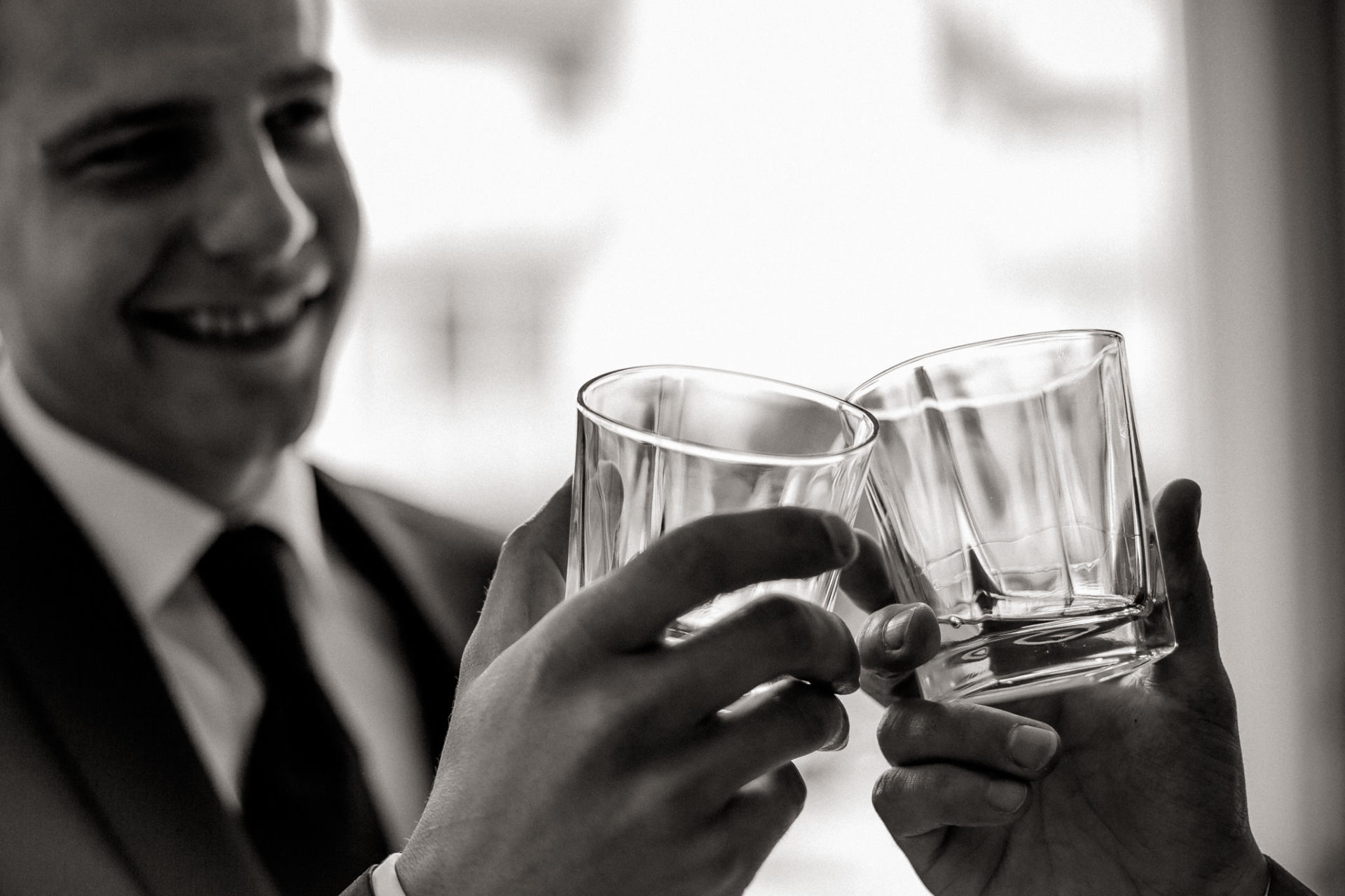 vineyard barn wedding south germany-8 groom and groomsmen-getting ready guys-wedding preparation