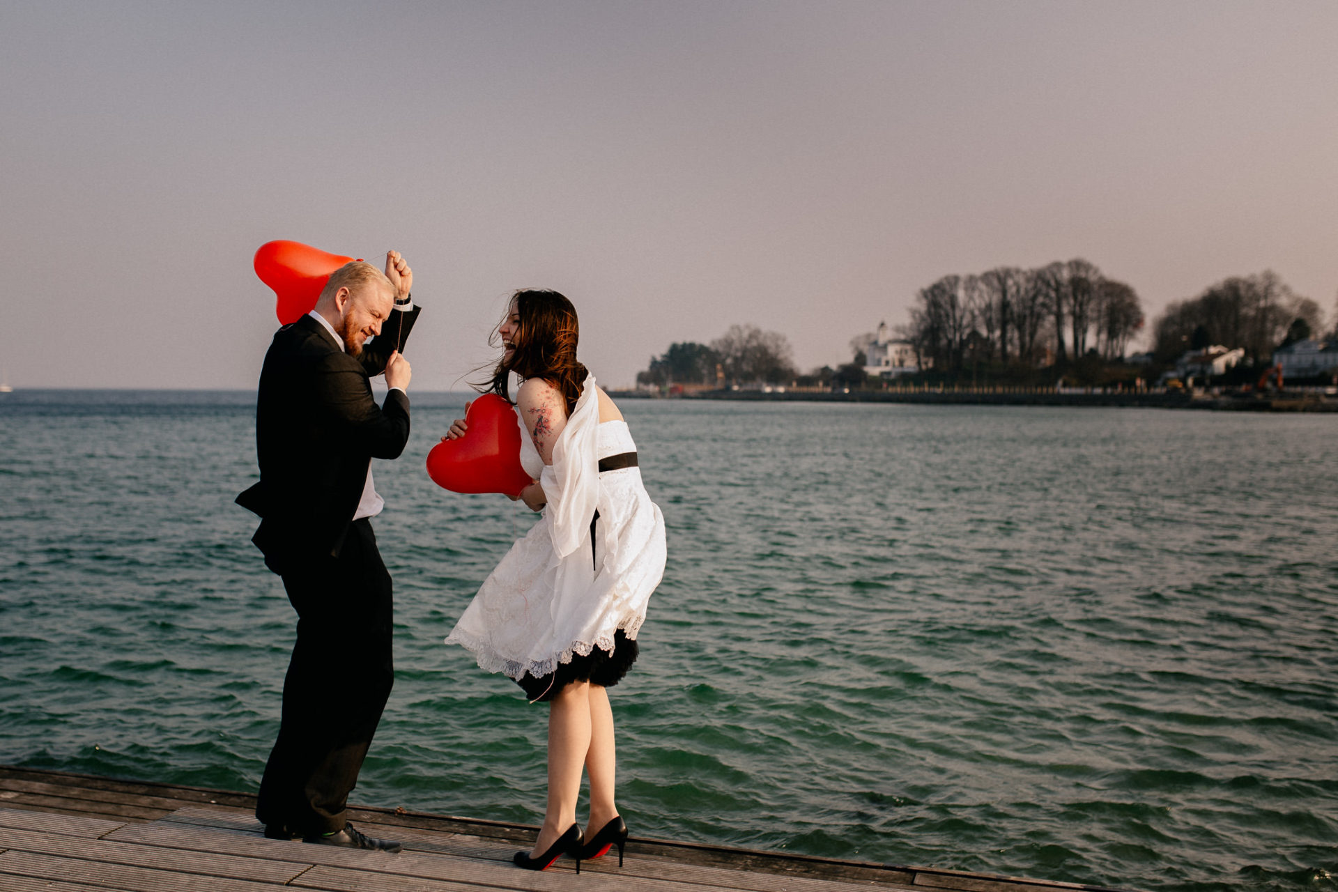 balloons wedding couple-beach wedding copenhagen-elopement cph