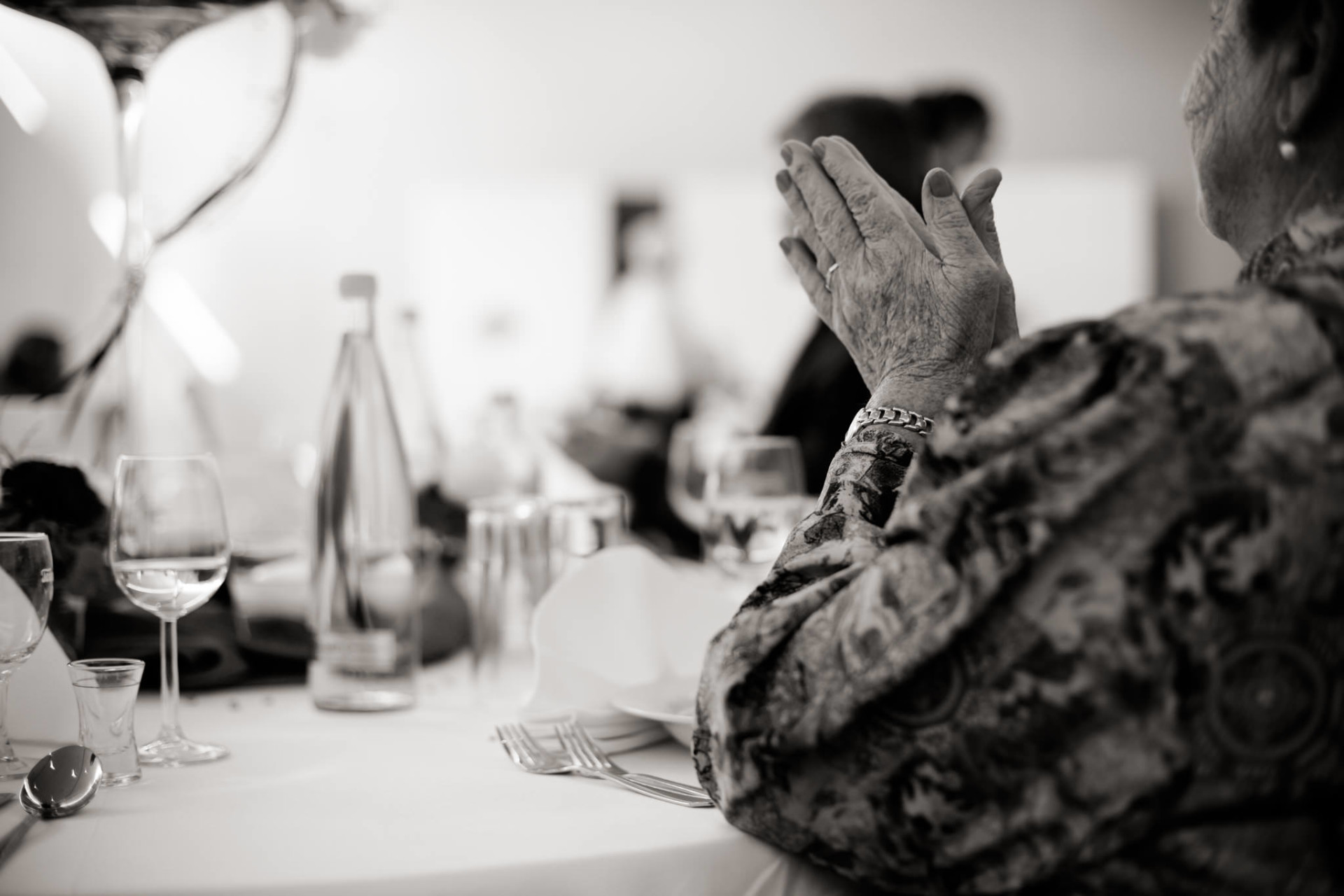 granny hands-wedding emotional photos-wedding photographer stuttgart