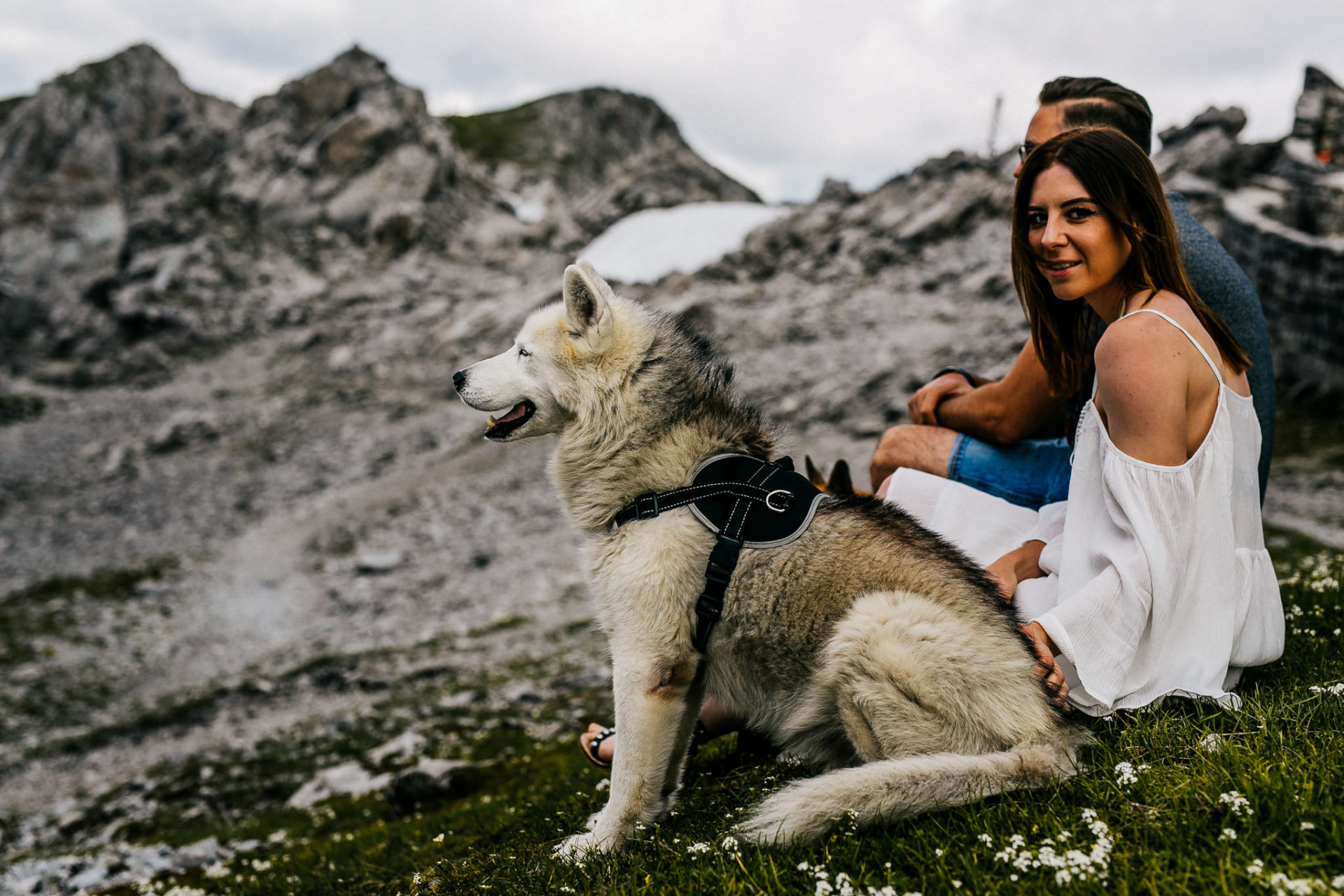 wedding photographer austria-engagement photos in alps-10 wedding photographer tirol-hafelekar wedding-austria elopement-engagement photos with dog