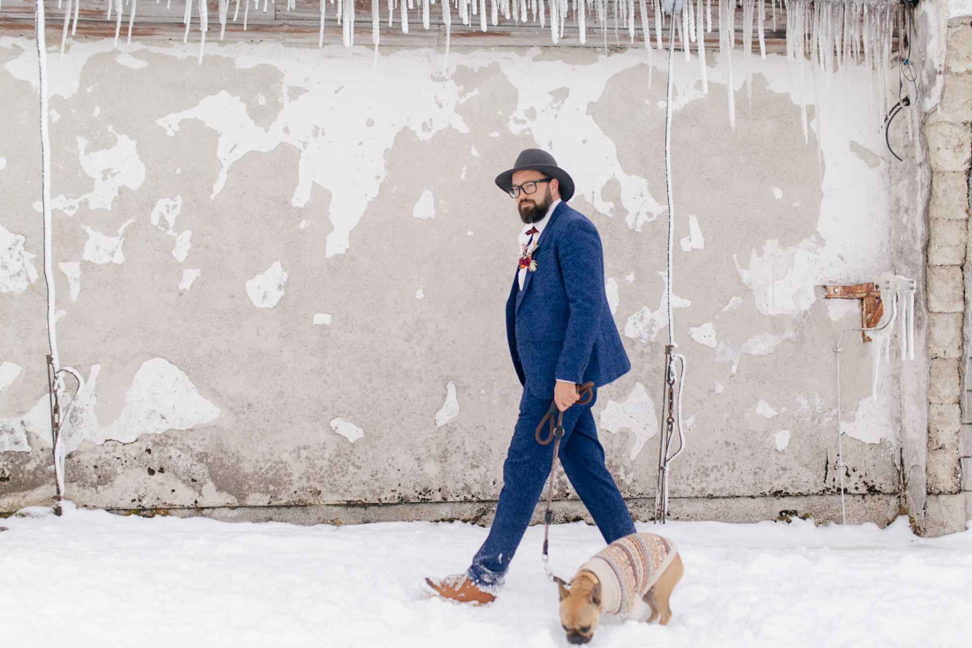 mountain wedding-austria elopement photographer-wedding with dogs-siberian husky-snow wedding-hafelekarspitze-innsbruck mountaintop