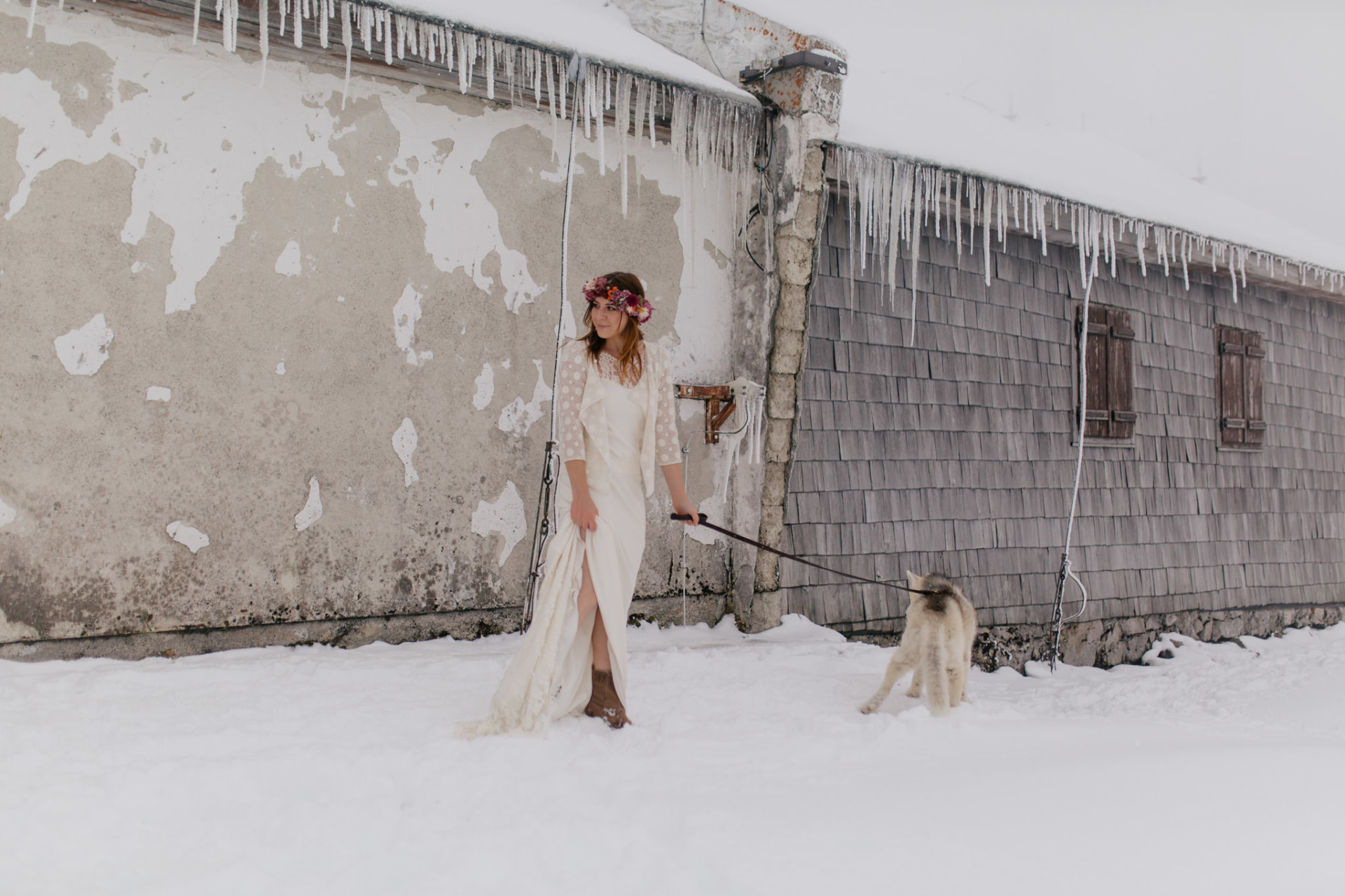 mountain wedding-austria elopement photographer-wedding with dogs-siberian husky-snow wedding-hafelekarspitze-innsbruck mountaintop