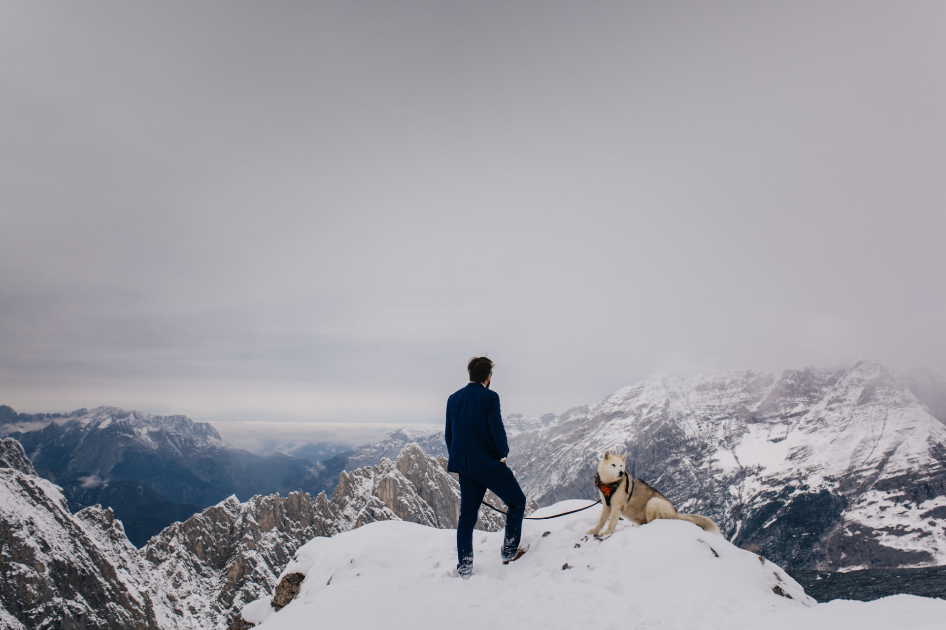 mountain wedding-hafelekar innsbruck-mountaintop ceremony-wedding photographer austria-groom portrait-siberian husky snow