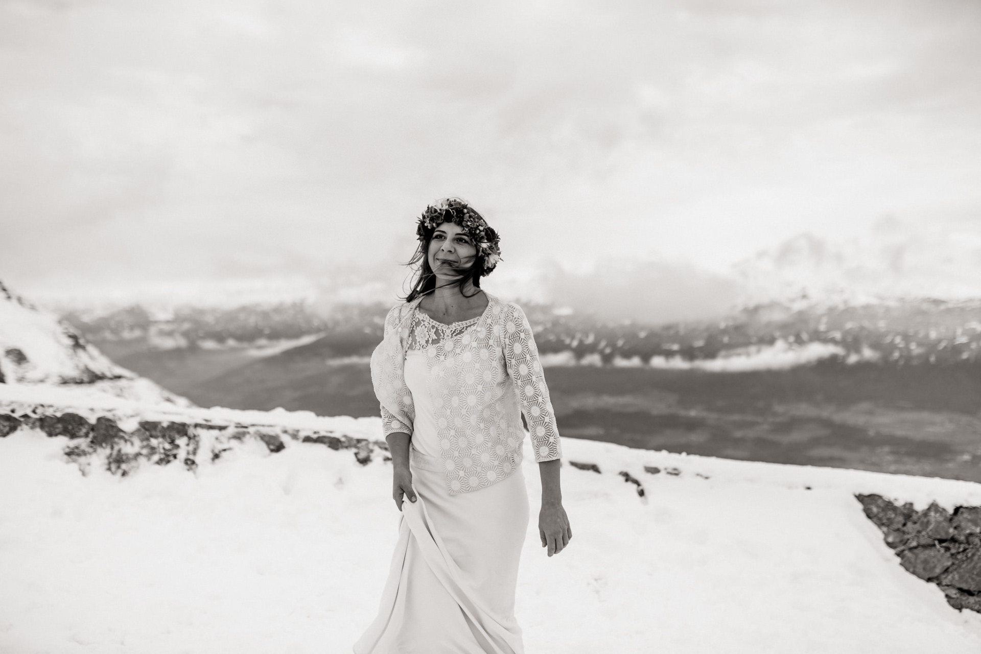 mountain wedding alps-elopement austria-hafelekar wedding portraits-austria photographer-winter wedding-stephanie wolff paris gown