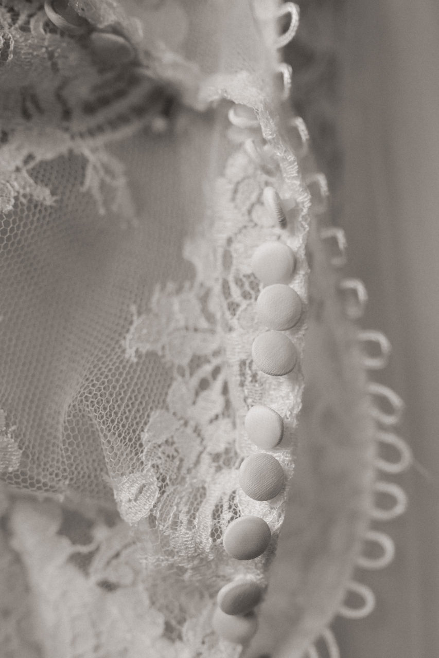 buy wedding dress exclusive germany-frankfurt wedding photographer-weiß zu schwarz bridal gown