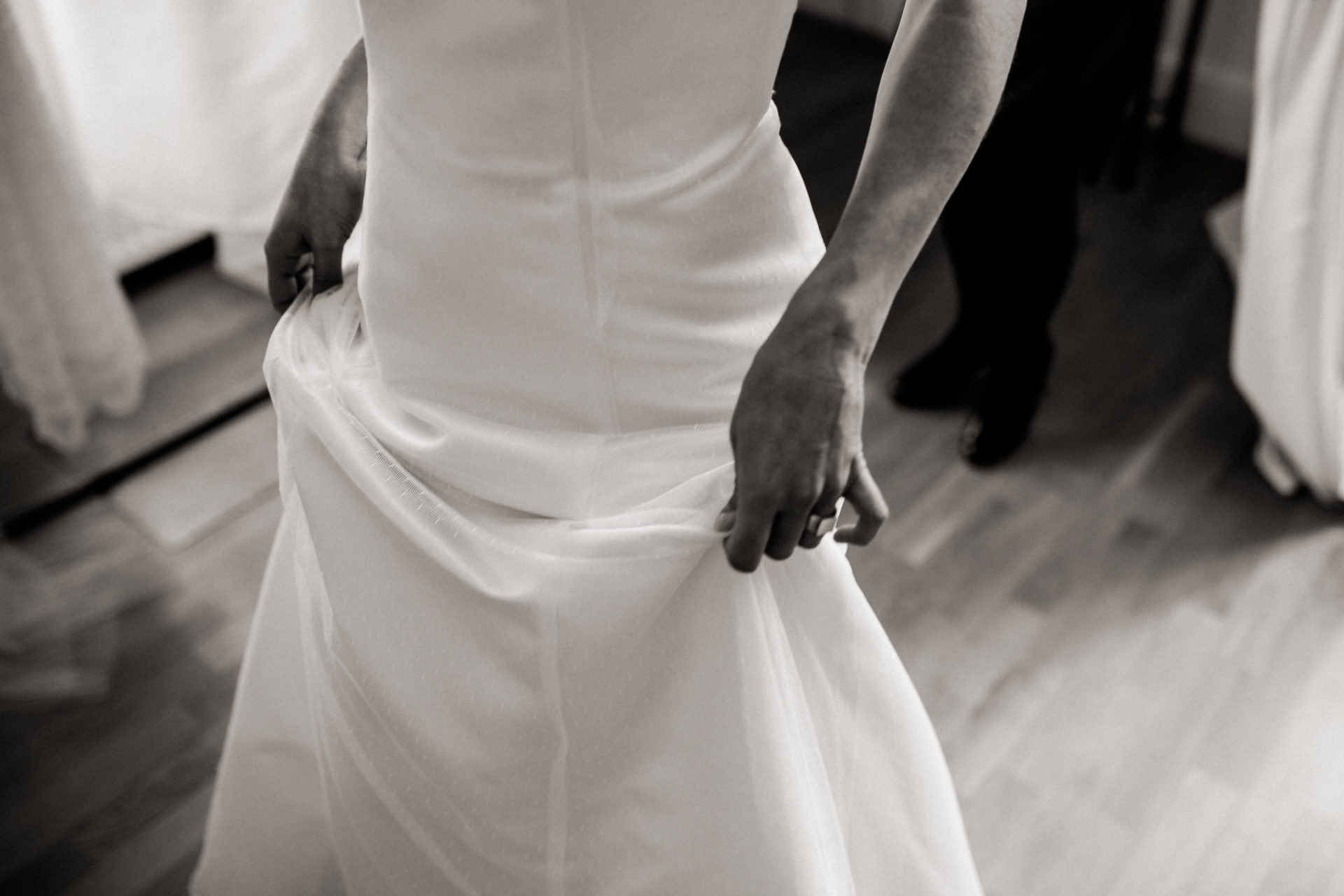 buy wedding dress exclusive germany-frankfurt wedding photographer-weiß zu schwarz bridal gown