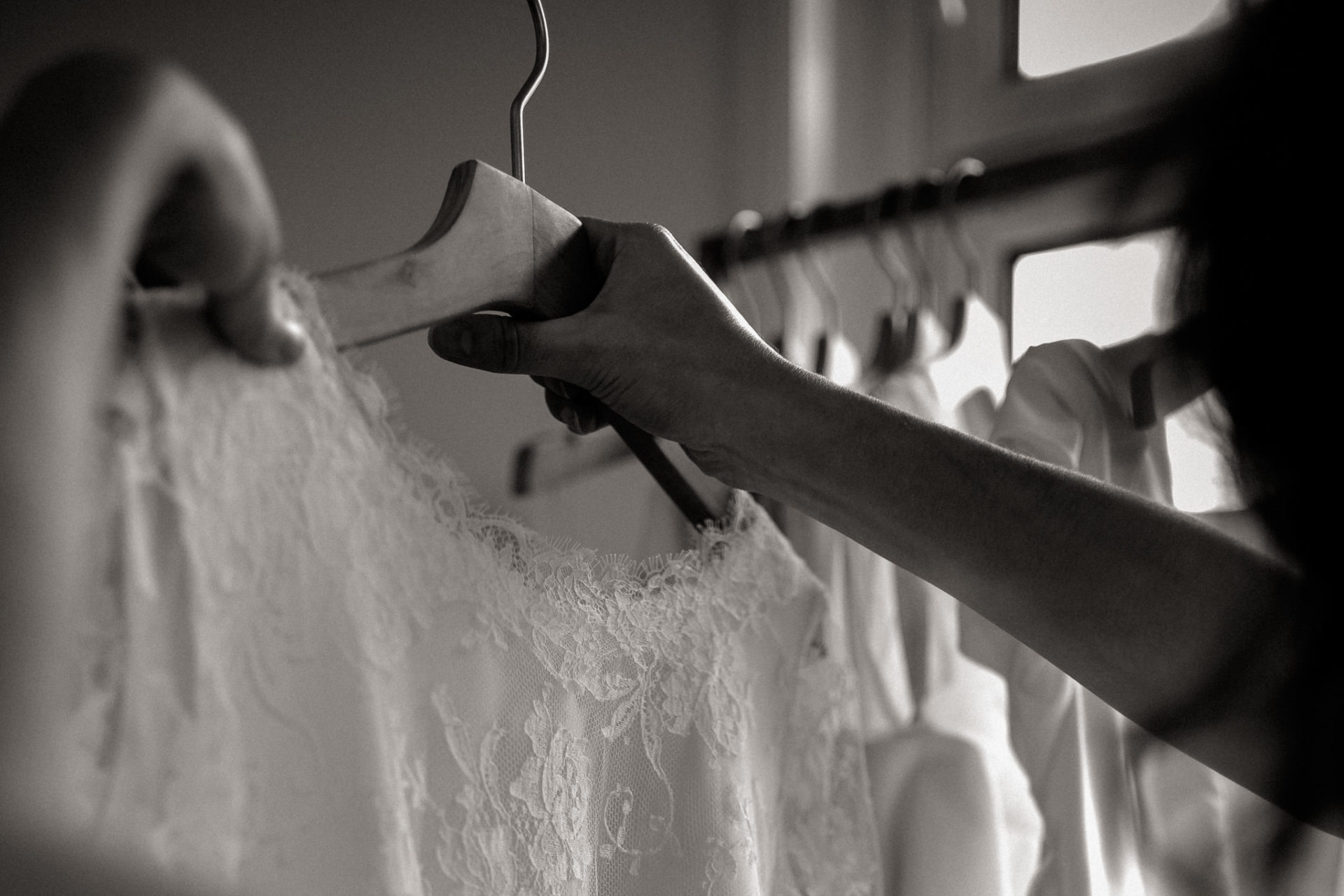 buy wedding dress exclusive germany-frankfurt wedding photographer-weiß zu schwarz bridal gown