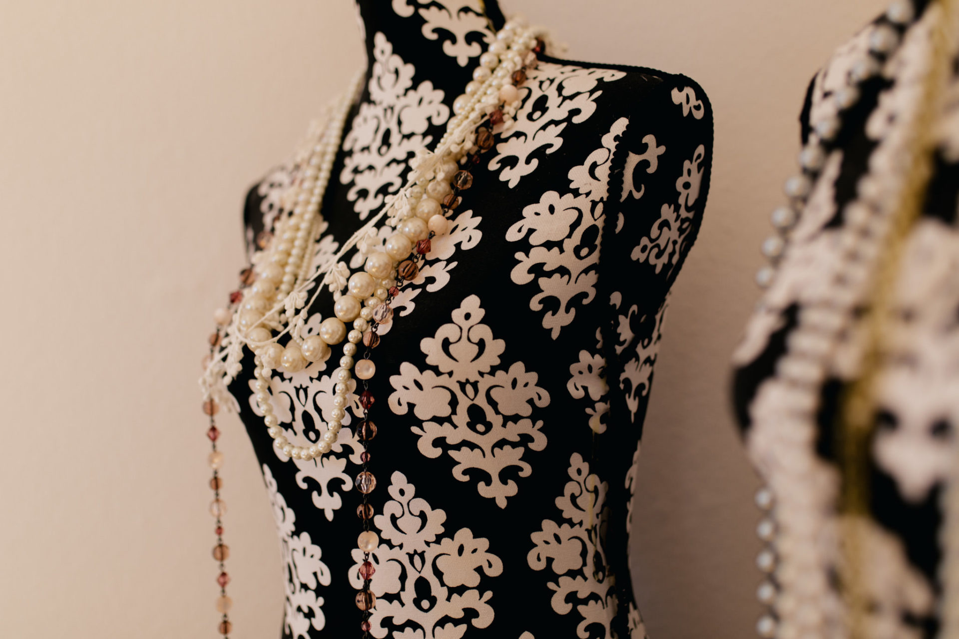 buy wedding dress exclusive germany-frankfurt wedding photographer-weiß zu schwarz bridal gown