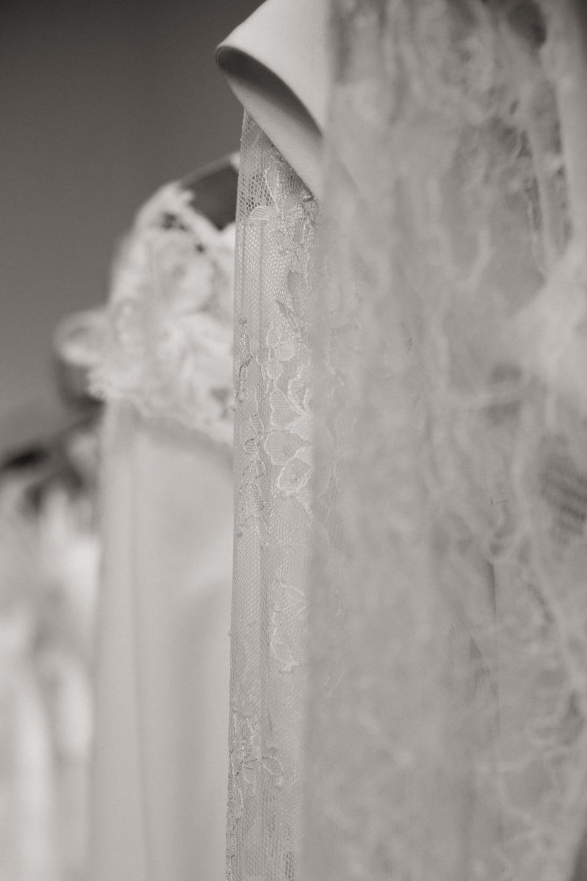 buy wedding dress exclusive germany-frankfurt wedding photographer-weiß zu schwarz bridal gown