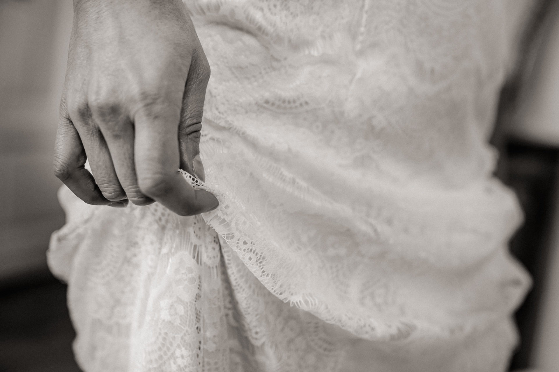 buy wedding dress exclusive germany-frankfurt wedding photographer-weiß zu schwarz bridal gown