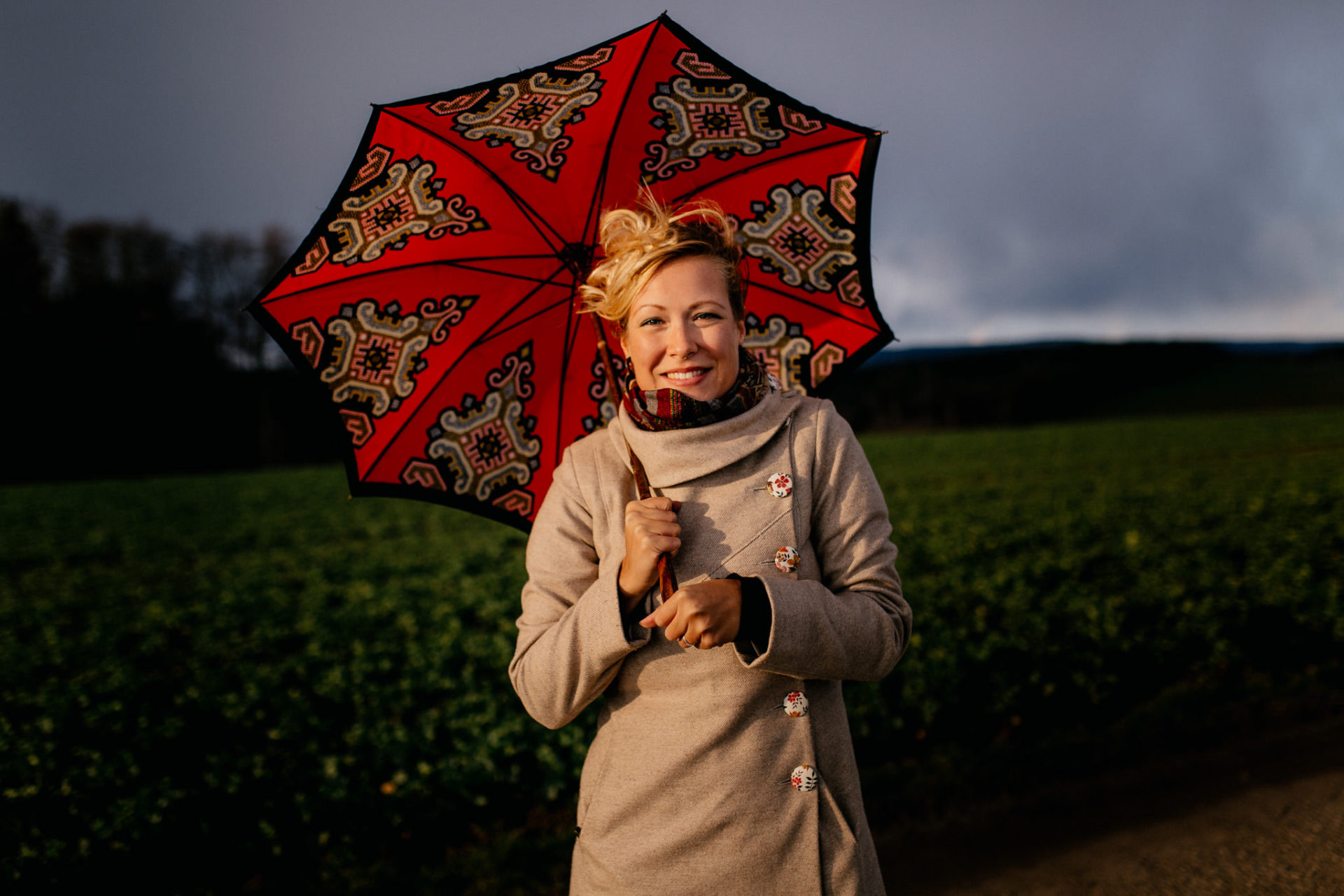 engagement session leipzig-couple shoot rain-storm portrait session-wedding photographer germany-elopement europe-kalte eiche