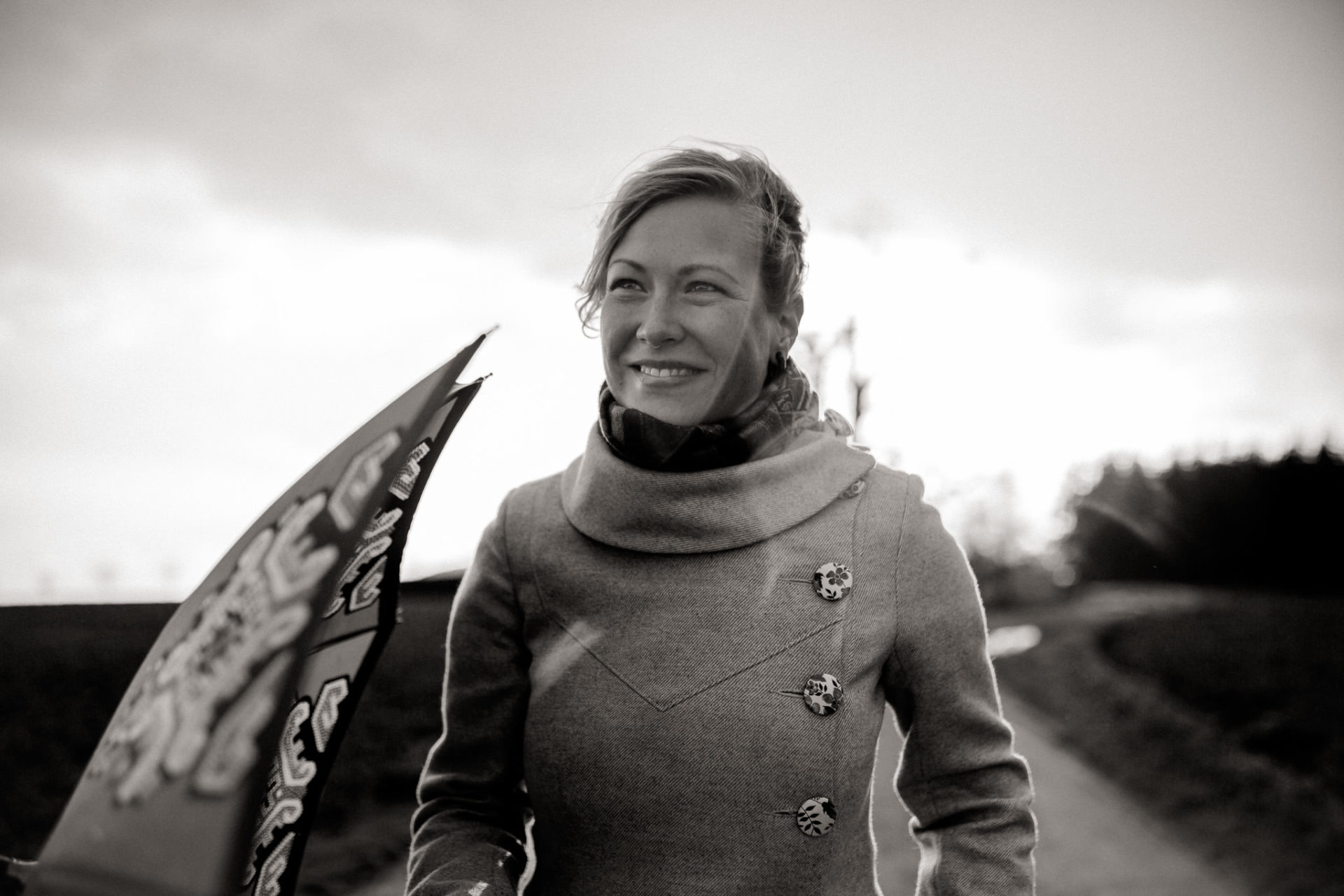 engagement session leipzig-couple shoot rain-storm portrait session-wedding photographer germany-elopement europe-kalte eiche