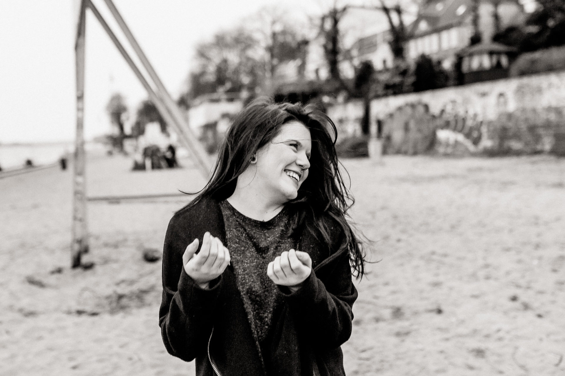 hamburg wedding photographer-emotional engagement session- tattooed couple-artistic portrait-Elbstrand-beach walk happiness
