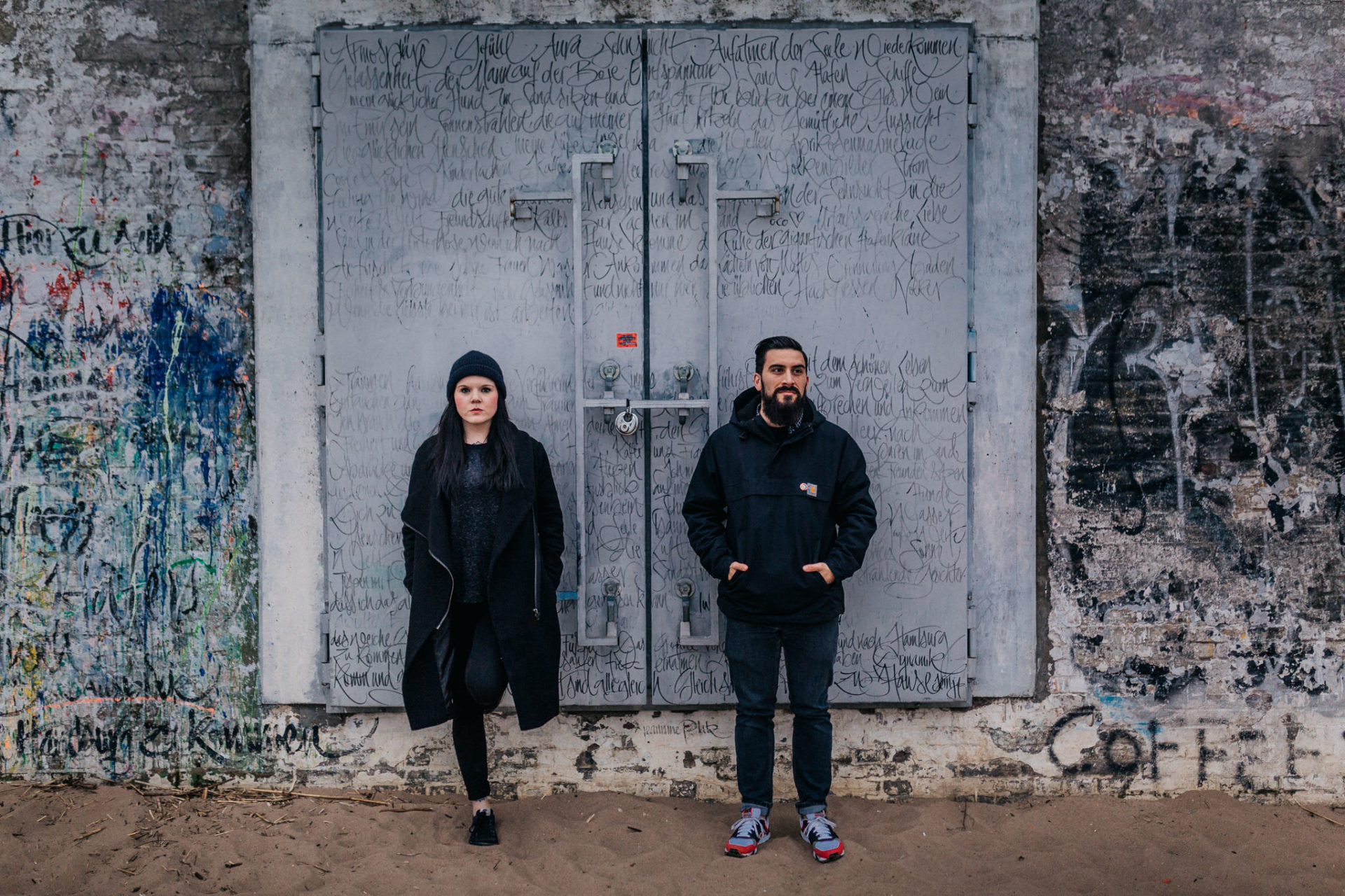 hamburg wedding photographer-emotional engagement session- tattooed couple-artistic portrait-Elbstrand