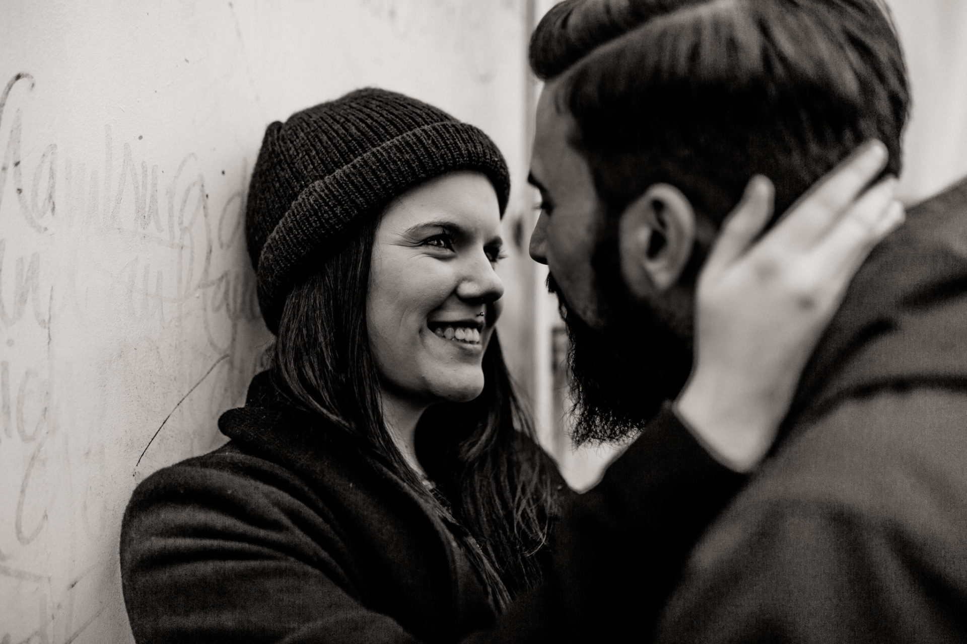 wedding photographer hamburg-couple portrait elbe beach-emotional photo-real kiss-cool engagement session