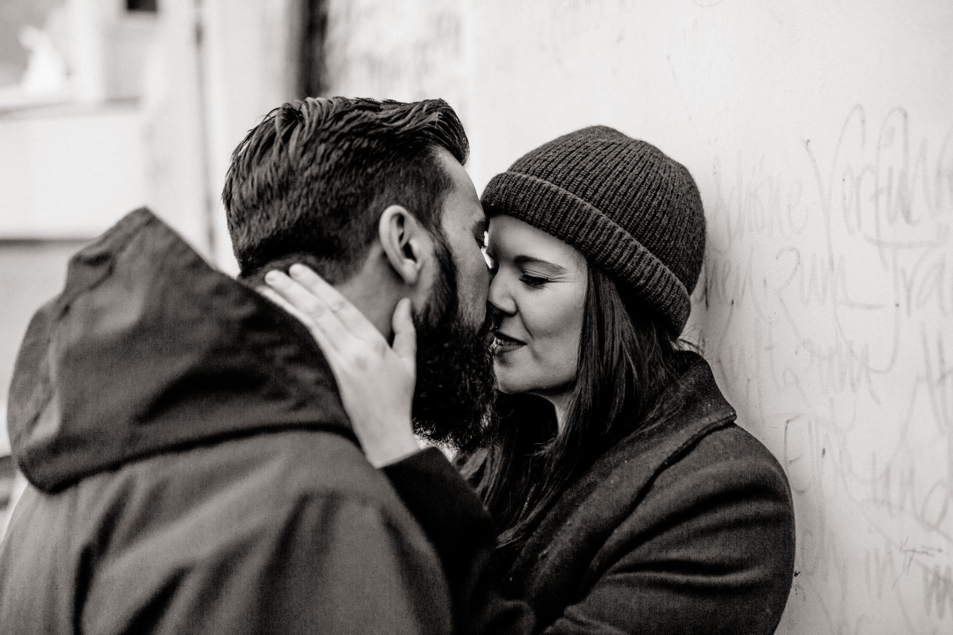 wedding photographer hamburg-couple portrait elbe beach-emotional photo-real kiss-cool engagement session