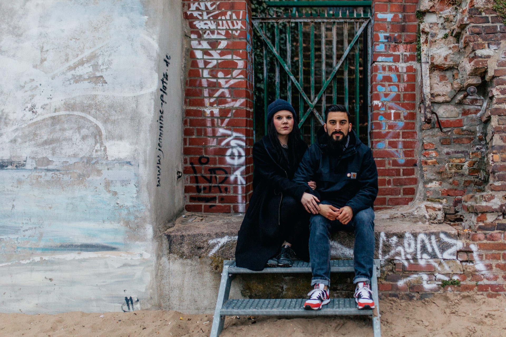 engagement session Elbstrand-wedding photographer hamburg-couple portraits beach-strandperle-Hamburg harbour