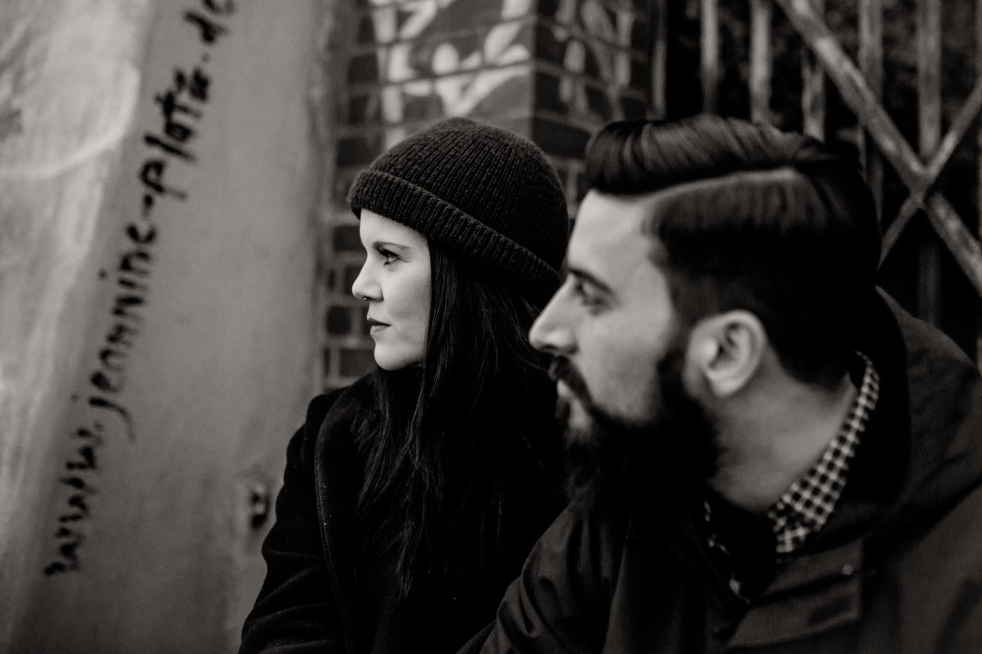 engagement session Elbstrand-wedding photographer hamburg-couple portraits beach-strandperle-Hamburg harbour