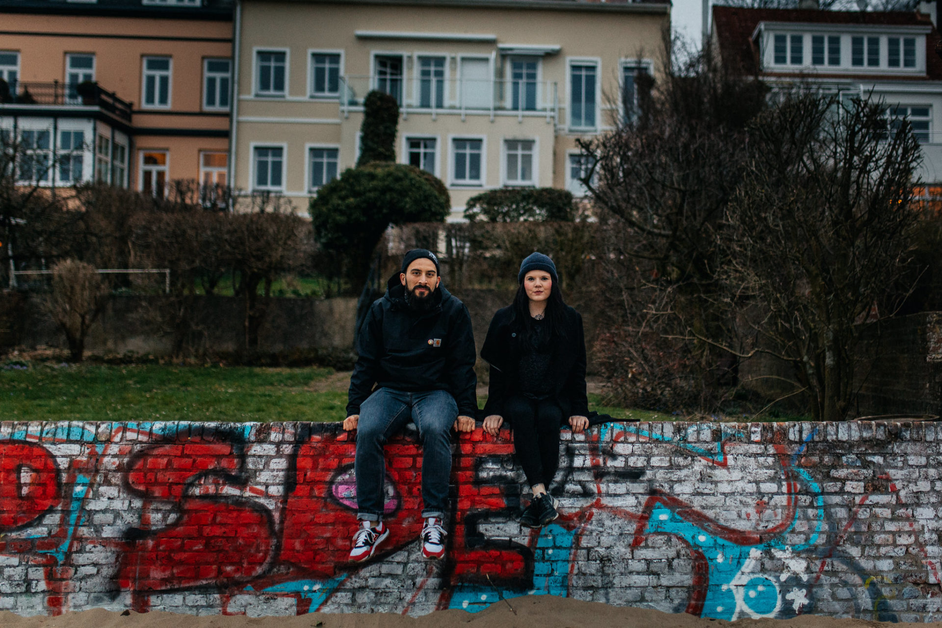 wedding photographer hamburg-couple portrait-artistic engagement session-harbour-beach