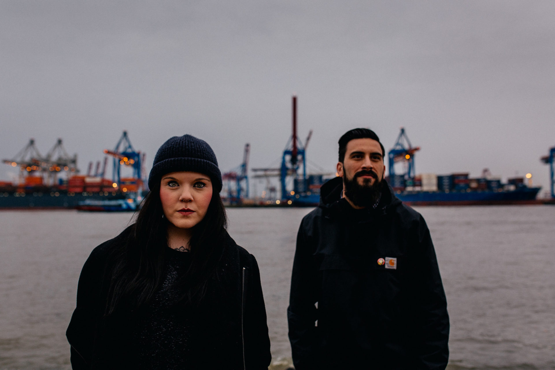 hamburg wedding photographer-emotional engagement session- tattooed couple-artistic portrait-Elbstrand