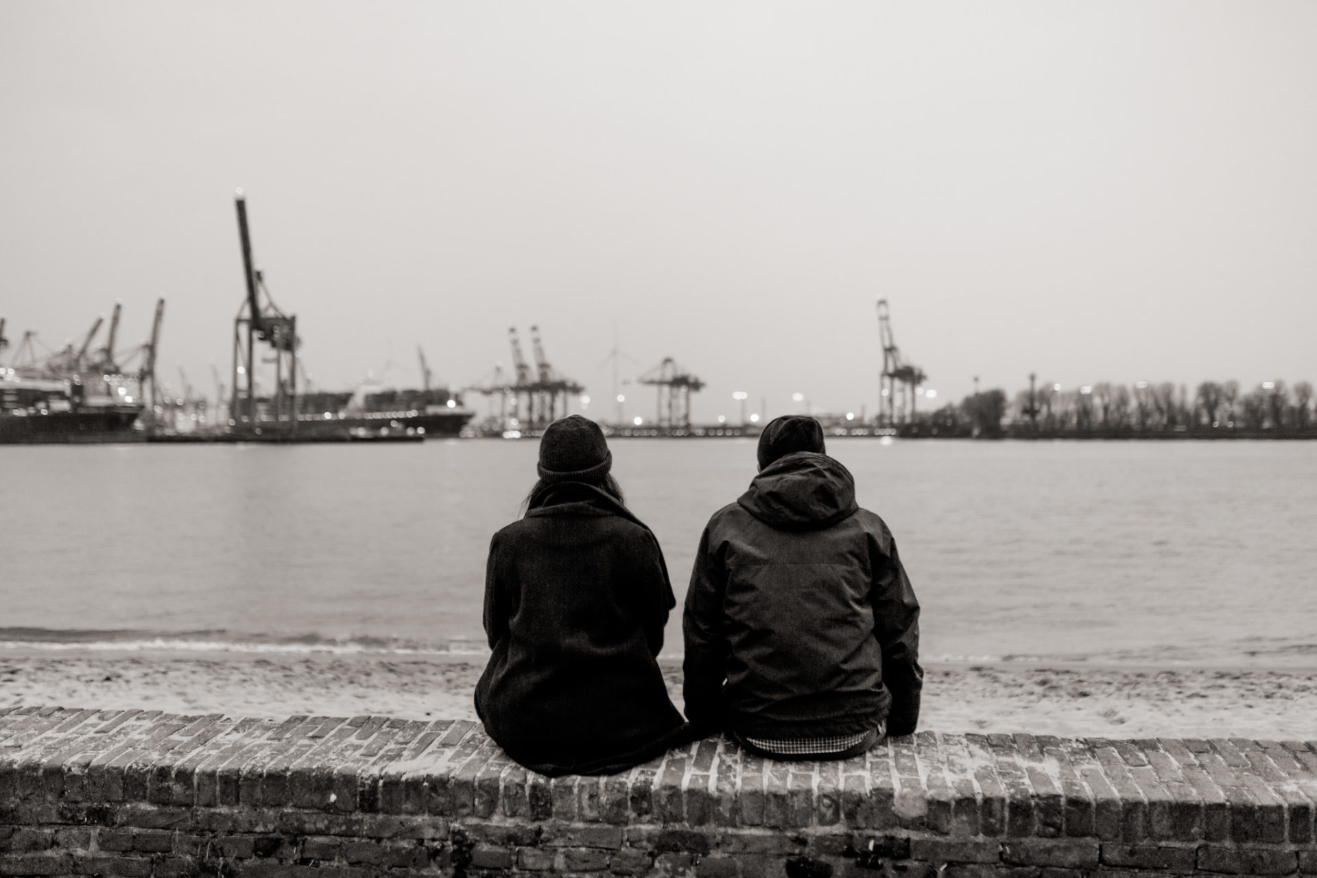 wedding photographer hamburg-couple portrait-artistic engagement session-harbour-beach