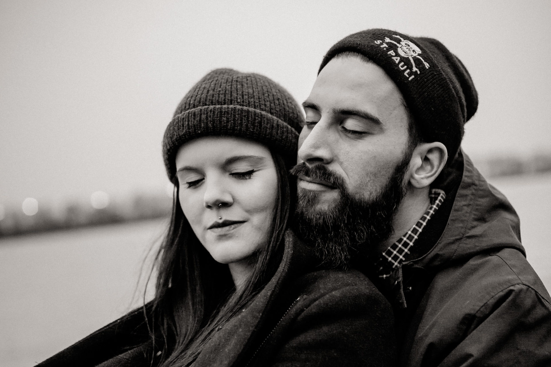 engagement session Elbstrand-wedding photographer hamburg-couple portraits beach-strandperle-Hamburg harbour