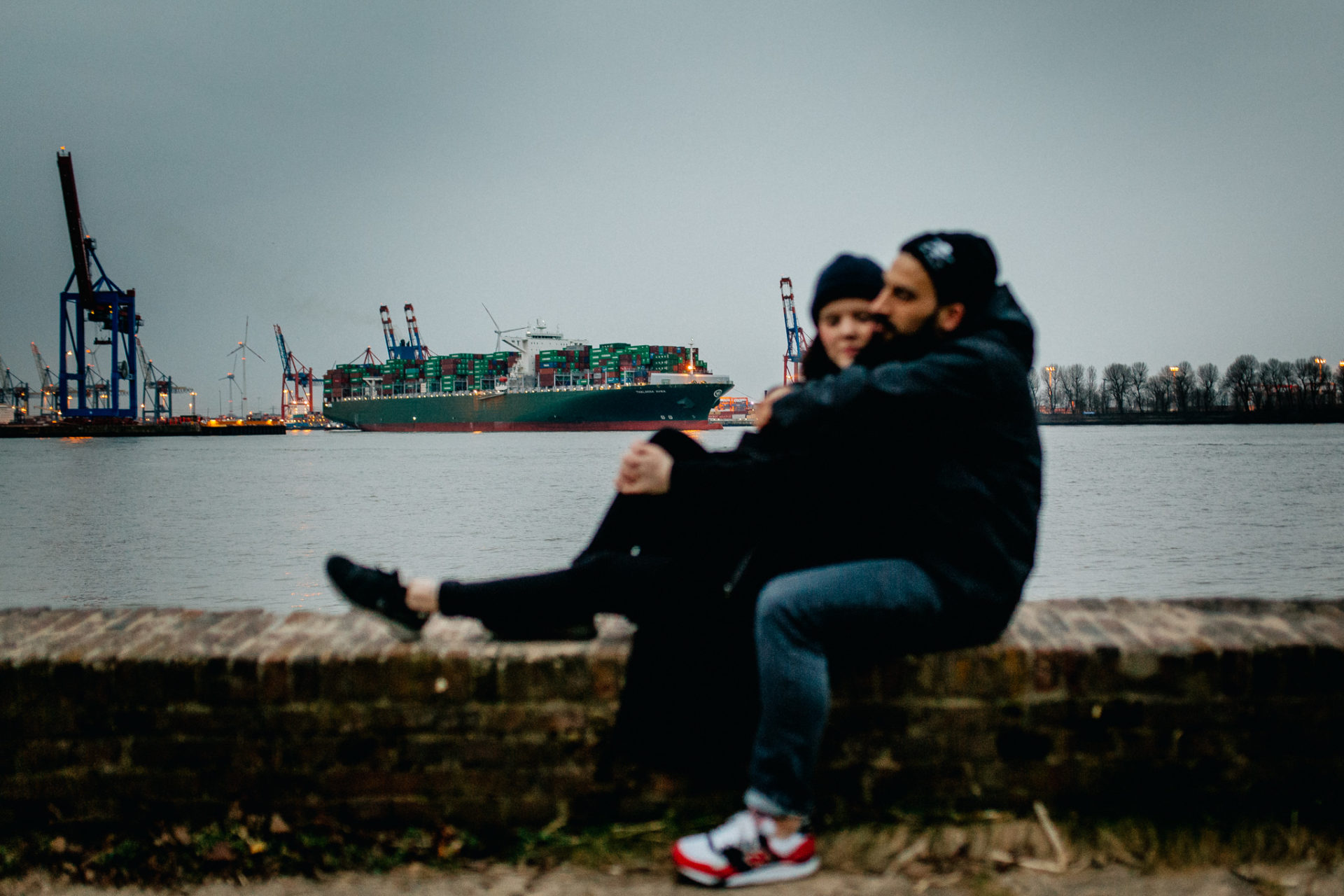 engagement session Elbstrand-wedding photographer hamburg-couple portraits beach-strandperle-Hamburg harbour
