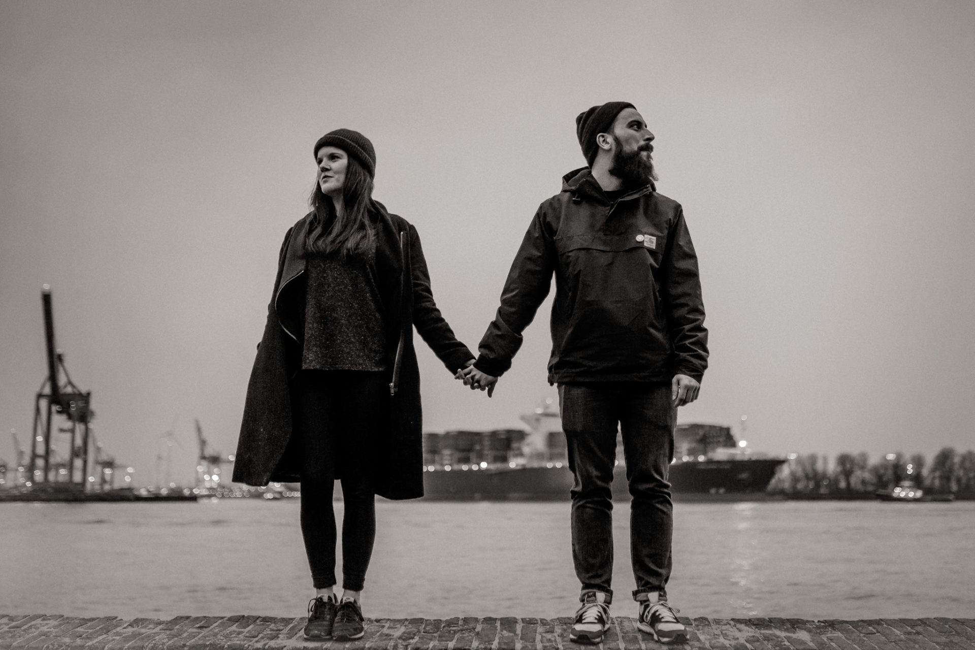 engagement session Elbstrand-wedding photographer hamburg-couple portraits beach-strandperle-Hamburg harbour
