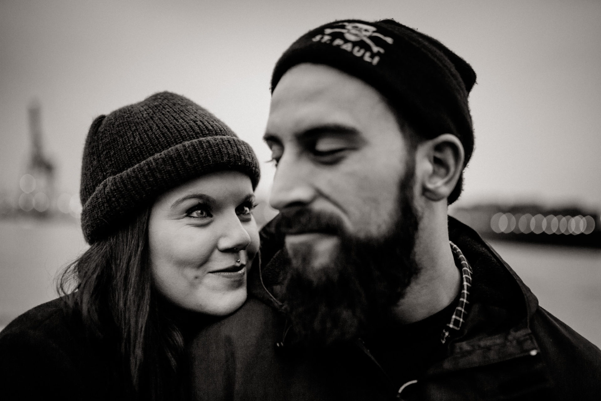 engagement session Elbstrand-wedding photographer hamburg-couple portraits beach-strandperle-Hamburg harbour