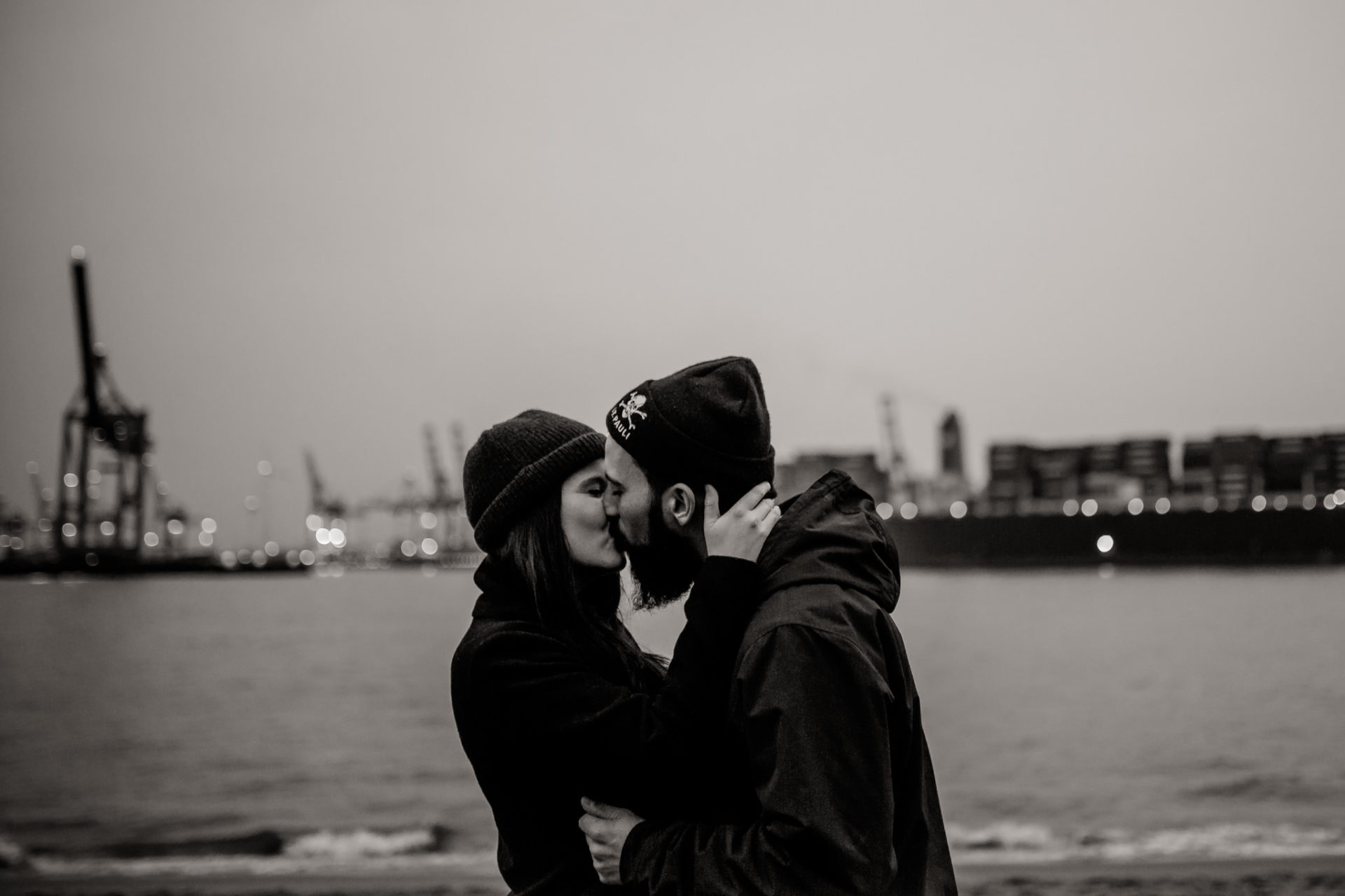 engagement session Elbstrand-wedding photographer hamburg-couple portraits beach-strandperle-Hamburg harbour
