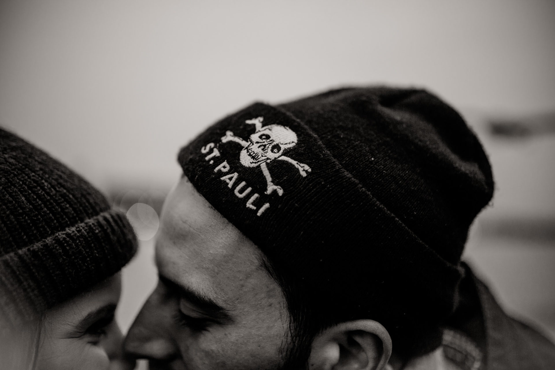 engagement session Elbstrand-wedding photographer hamburg-couple portraits beach-strandperle-Hamburg harbour