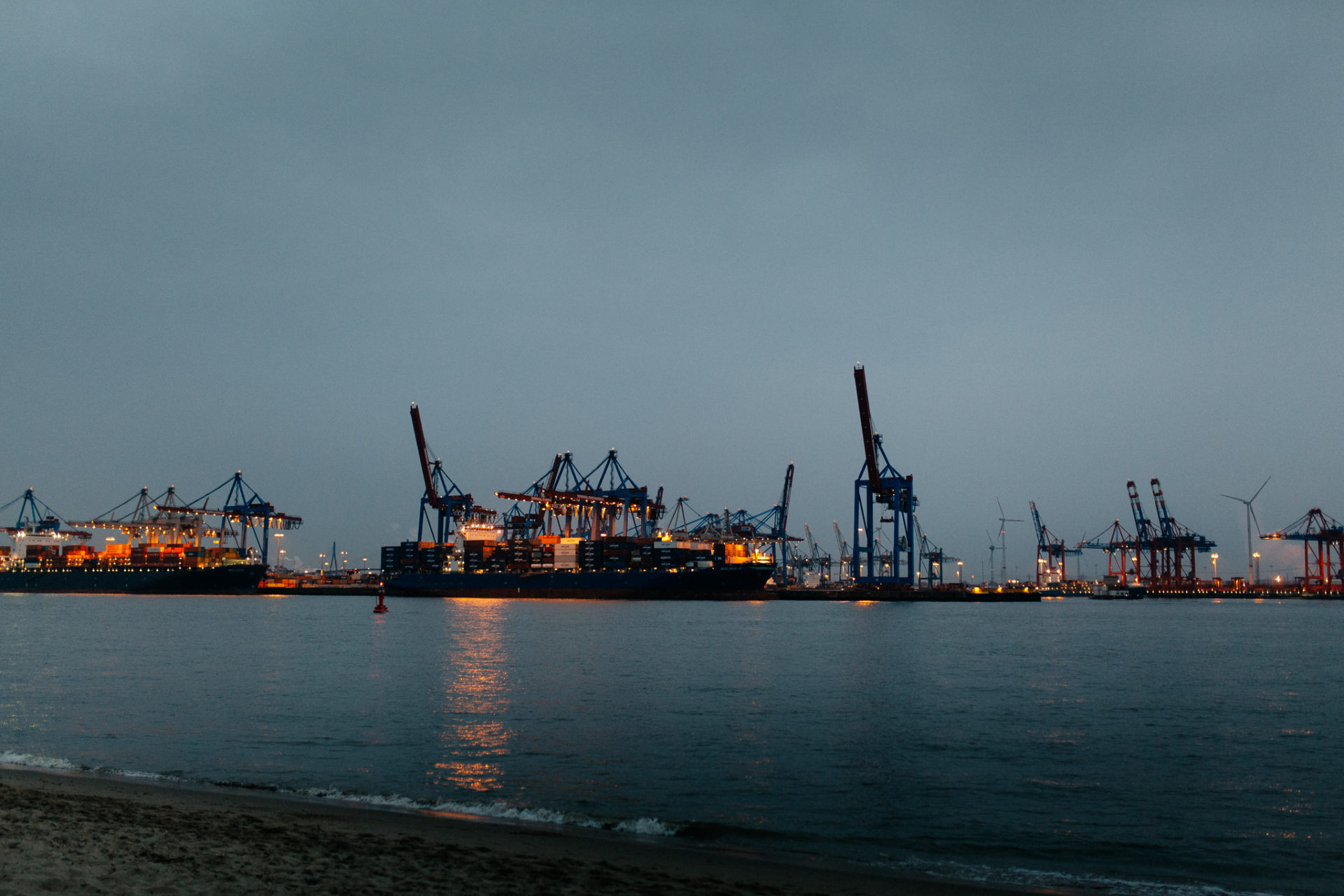 wedding photographer hamburg-river elbe beach-hamburg harbour-containership