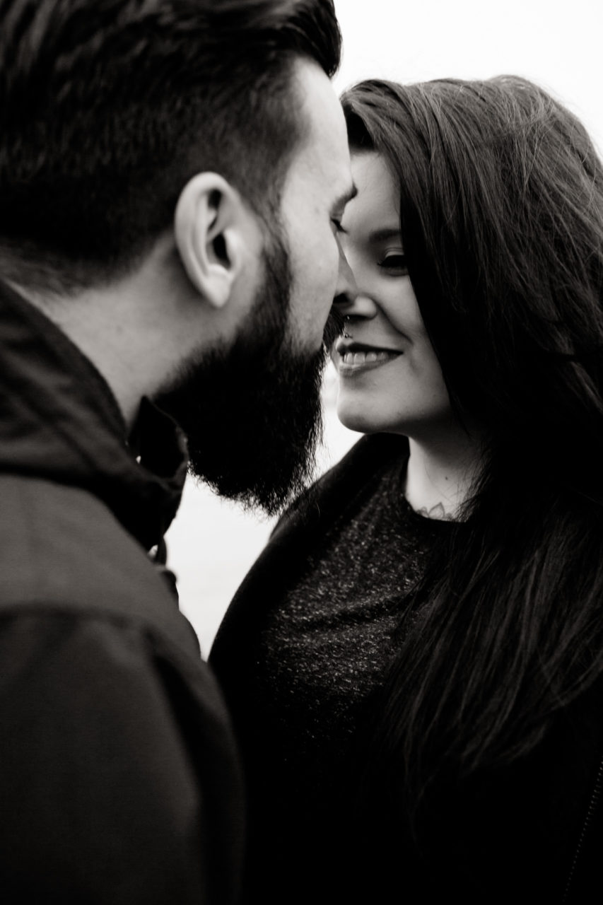 wedding photographer hamburg-couple portrait elbe beach-emotional photo-real kiss-cool engagement session