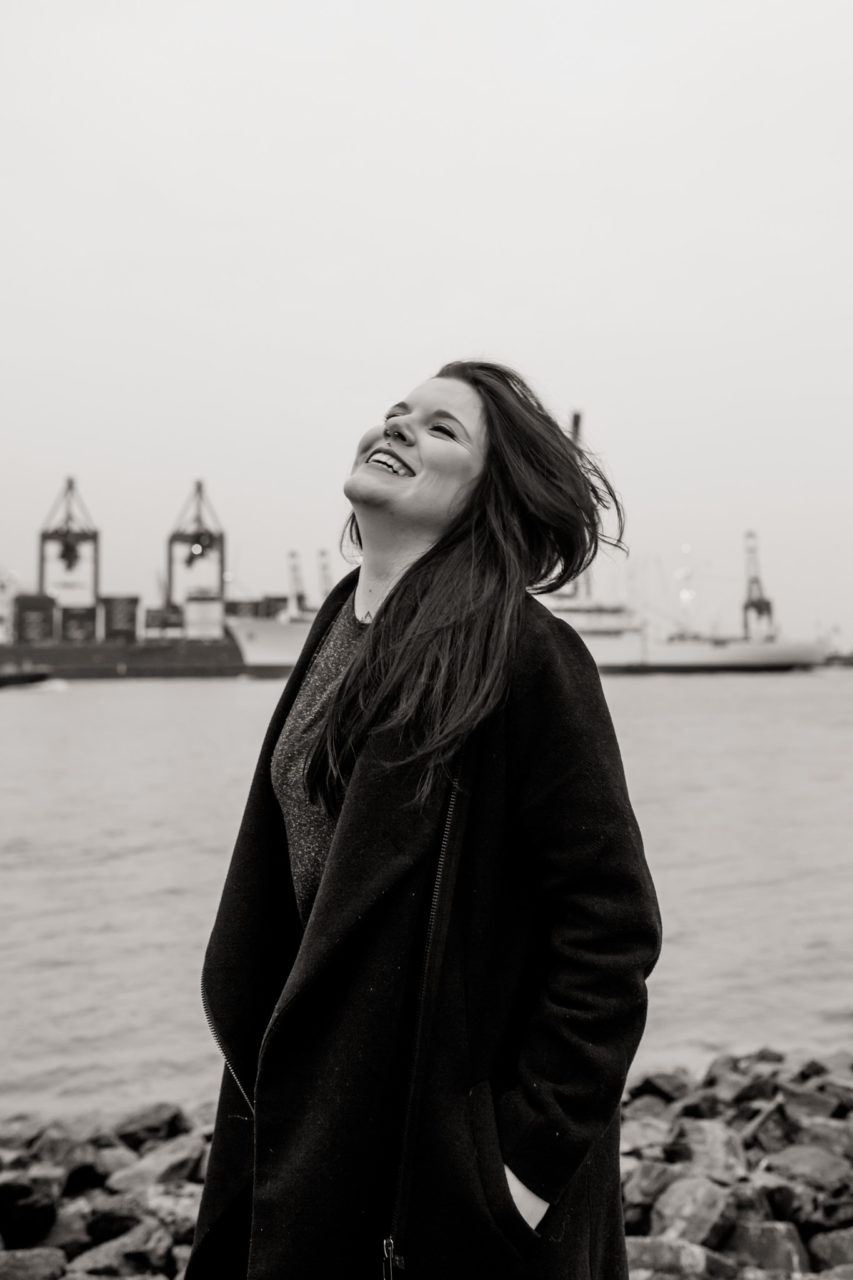 wedding photographer hamburg-couple portrait elbe beach-emotional photo-real kiss-cool engagement session